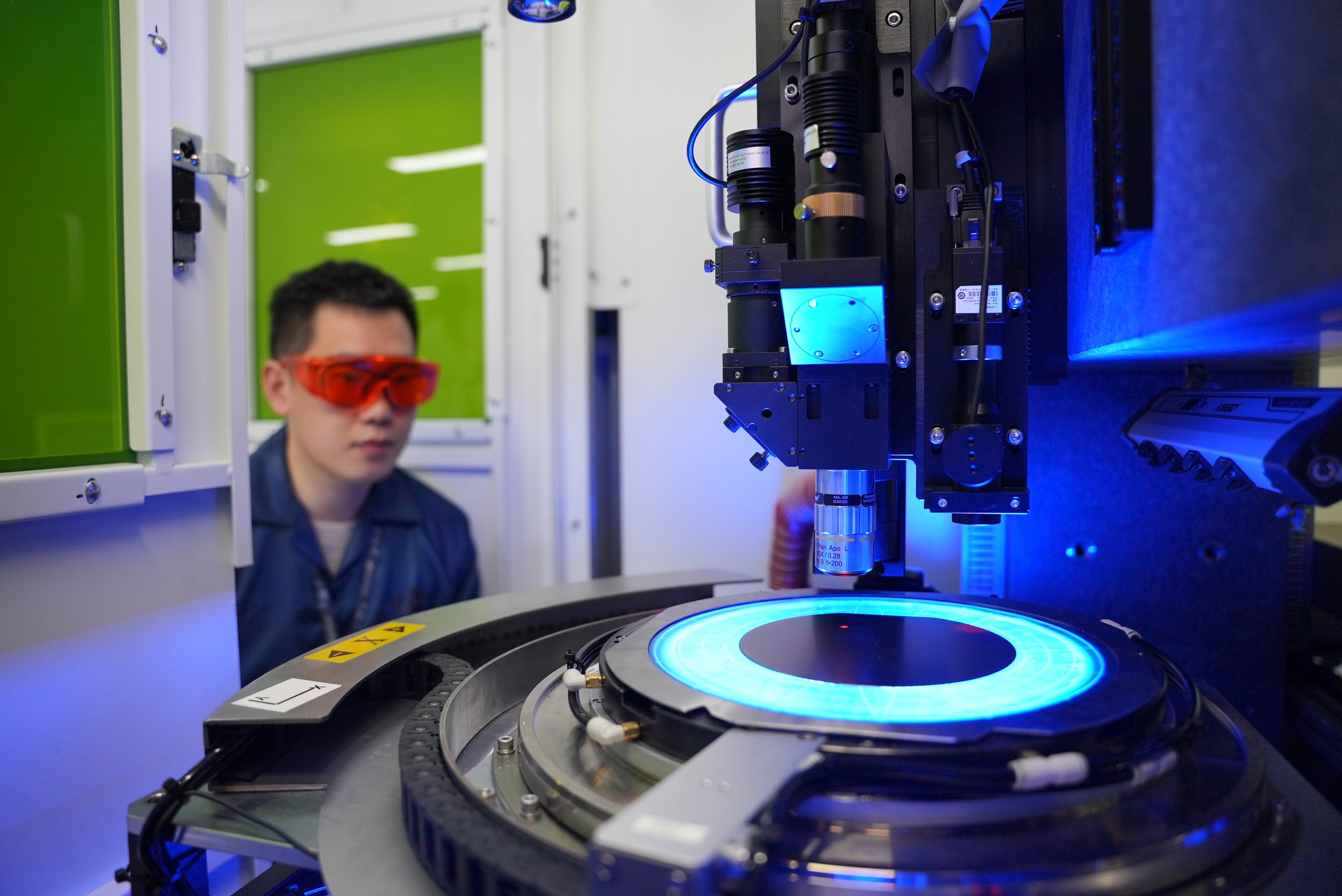 A technician of a technology company works on a high-end semiconductor wafer dicing machine in Wuhan, Hubei province. Photo: Xinhua