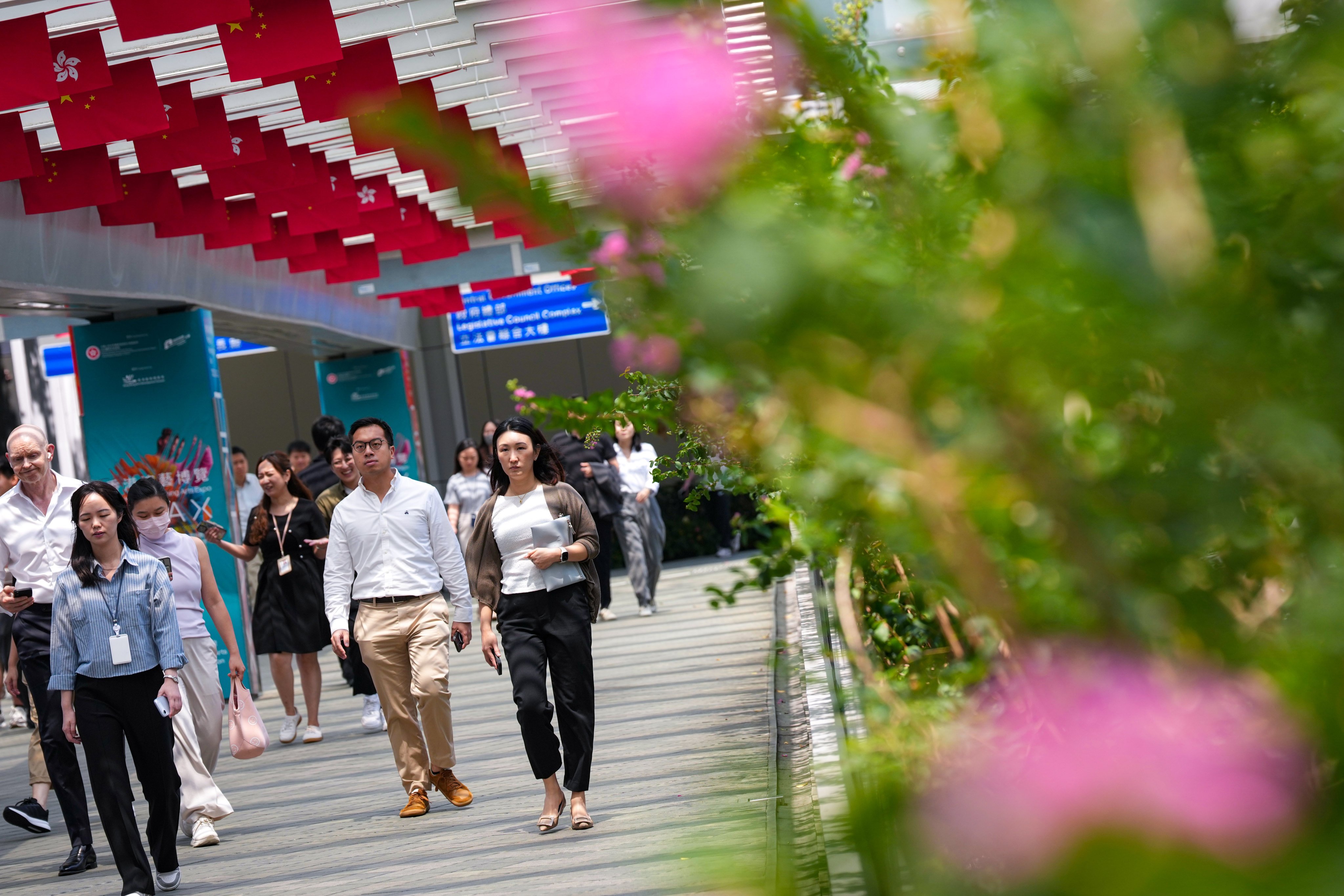People leave the government's headquarters in Tamar, Admiralty, at lunchtime on September 17. Photo: Karma Lo