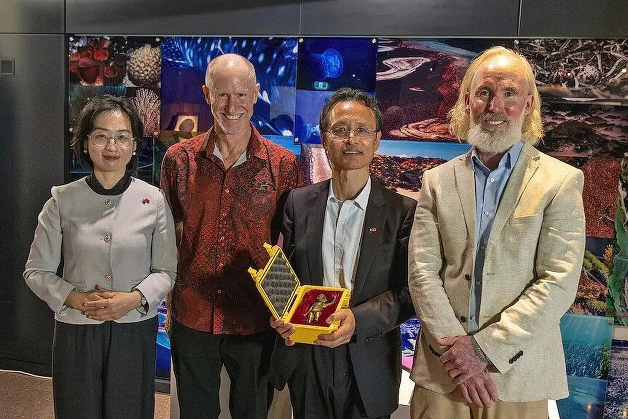 Chinese consul Liu Guannan (left) and acting consul general Wang Fengzhong (holding the Buddha statue) with its discoveres Shayne Thompson and Leon Deschamps. Photo: ABC Chinese consul Liu Guannan (left) and acting consul general Wang Fengzhong (holding the Buddha statue) with its discoveres Shayne Thompson and Leon Deschamps. Photo: ABC