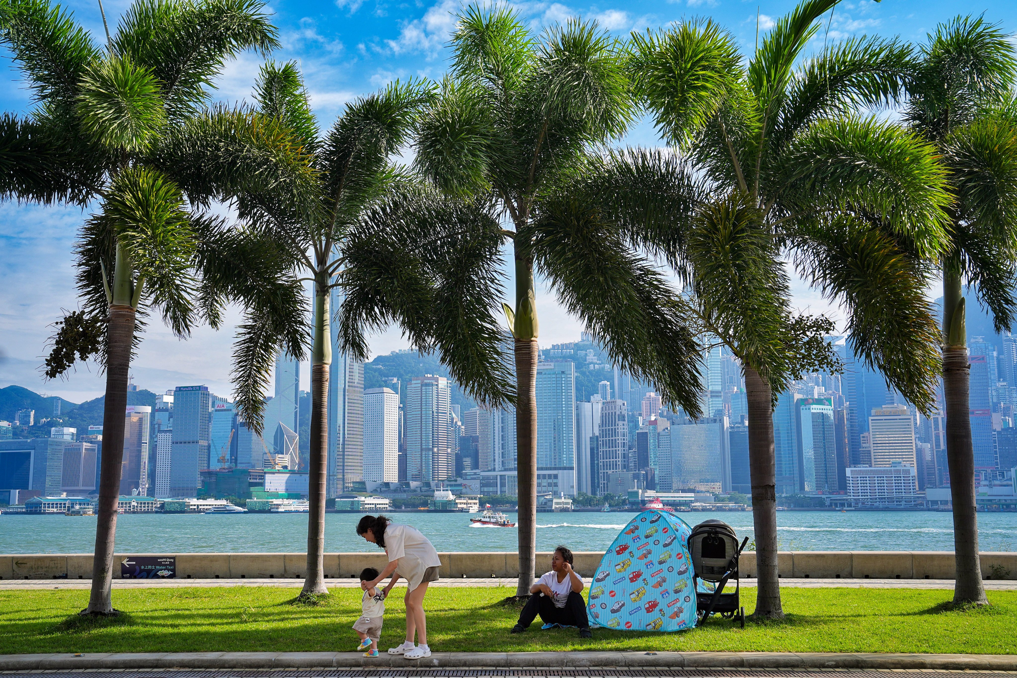 The median age for a first marriage stands at 32 for men and 31.3 for women, compared with 30 and 27.3 respectively in 2000. Photo: Elson Li