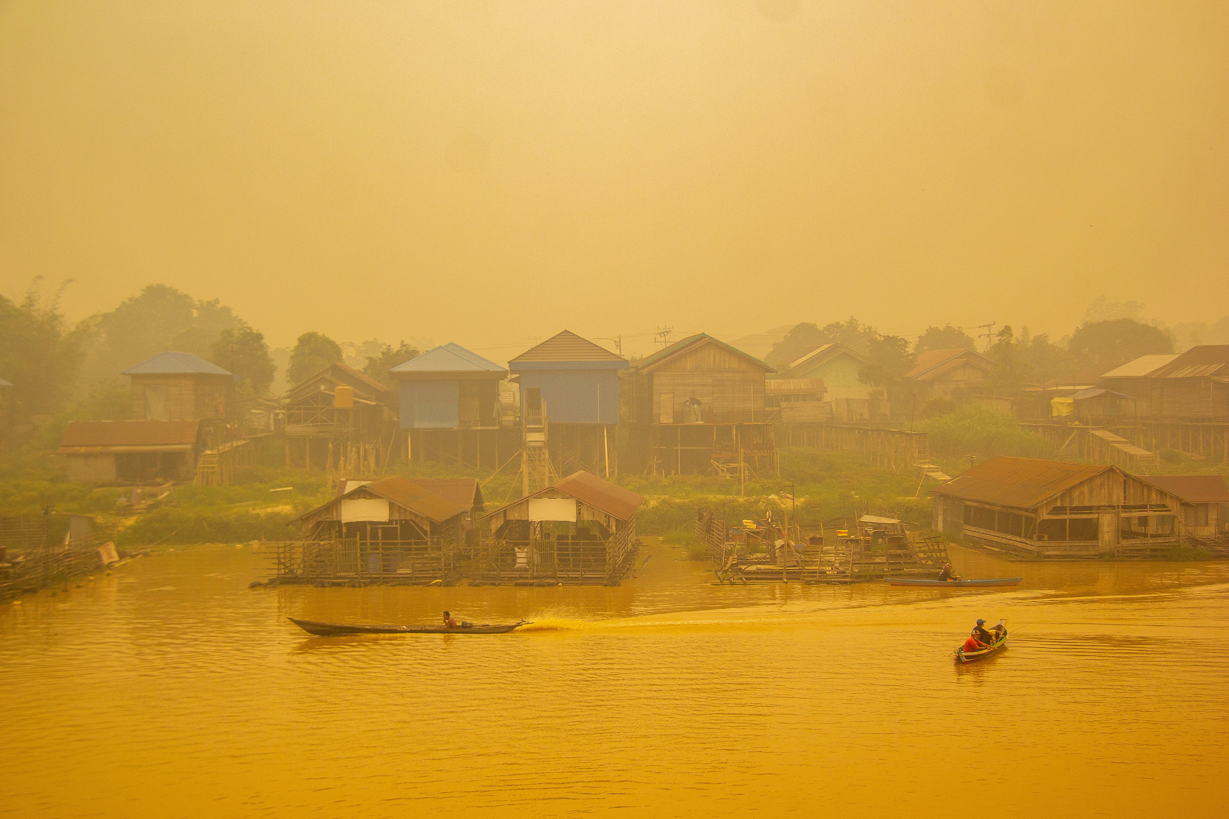 Thick wildfire haze shrouds the Kahayan River in Palangkaraya, Central Kalimantan, on Wednesday. Photo: EPA