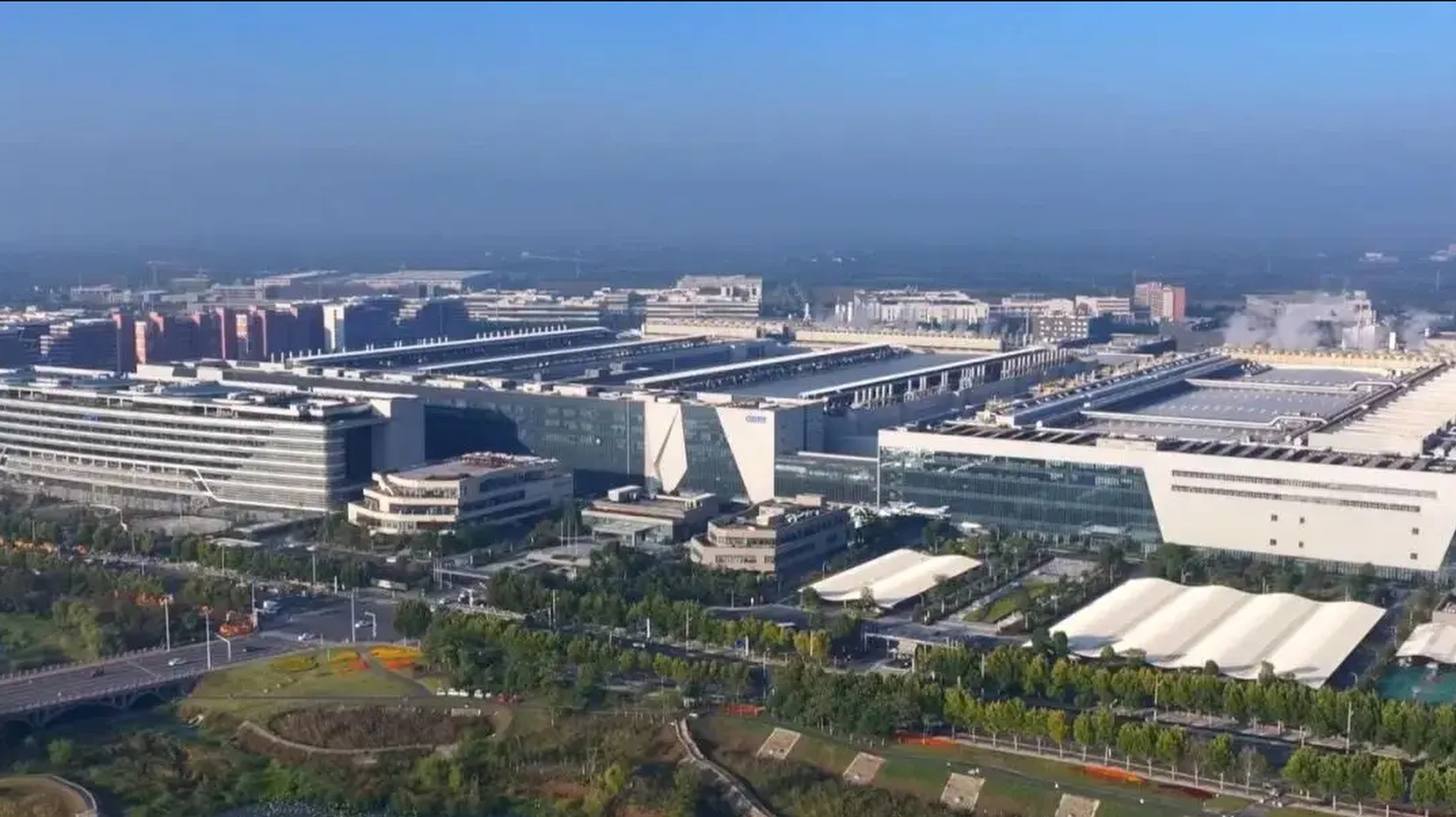 Provincial party secretary Li Lecheng carried out an on-site inspection at China’s home-grown memory chip giant ChangXin Memory Technologies on Wednesday. Photo: Handout