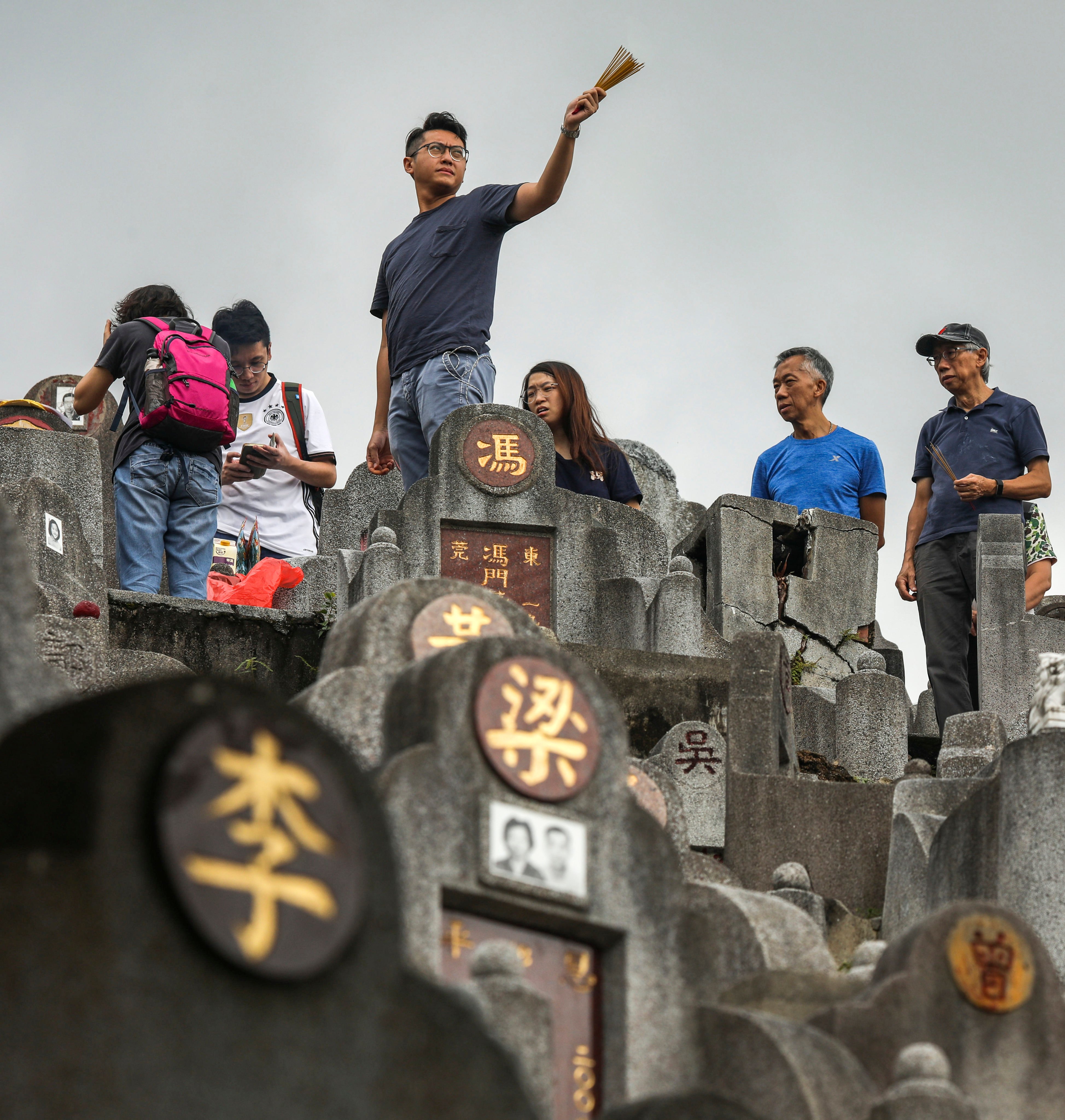 Hongkongers at the Diamond Hill Cemetery during the 2019 Chung Yeung Festival. The festival blends hiking, ancestral veneration and family feasts. Photo: Nora Tam