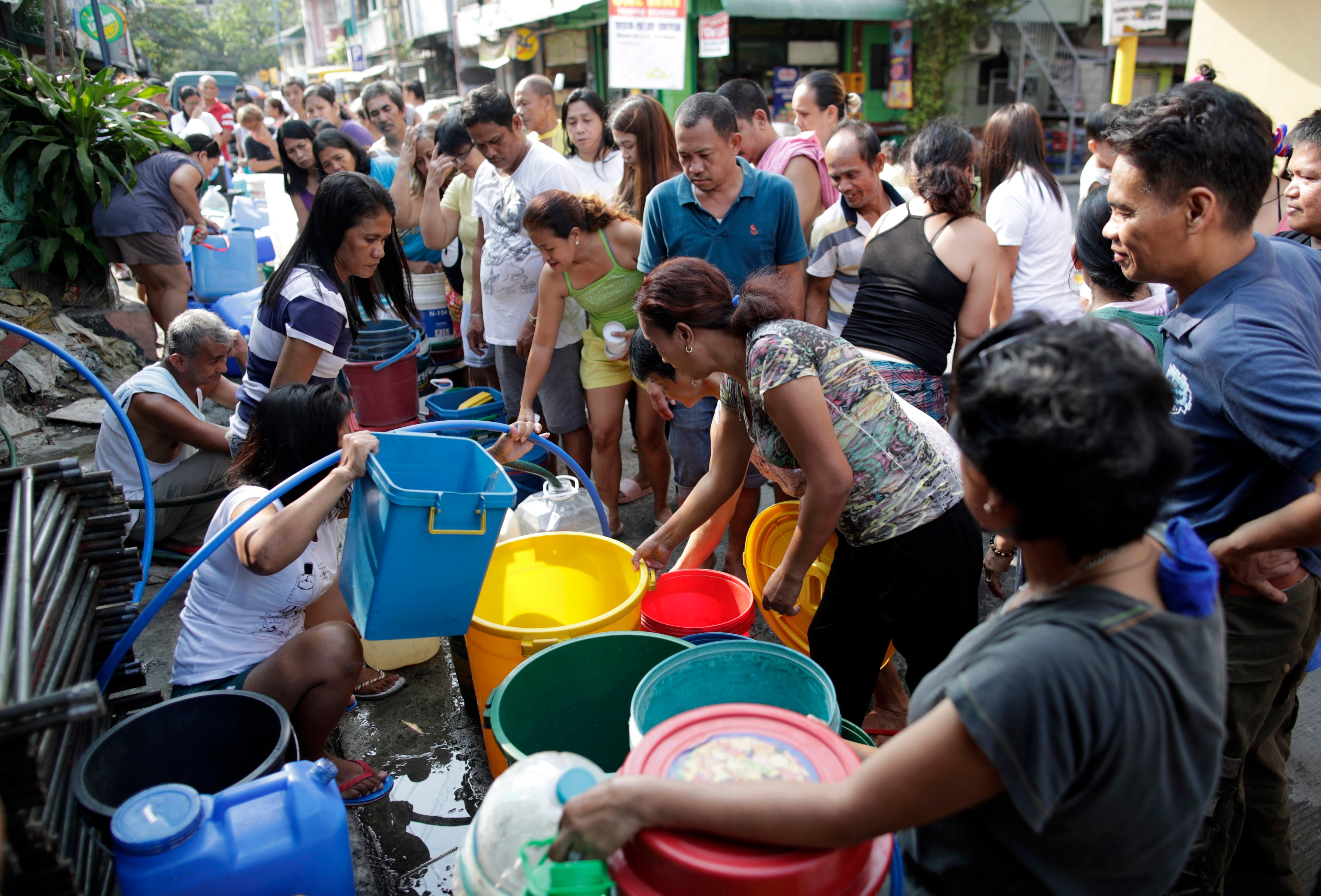 Filipinos collect water in buckets in Mandaluyong city, east of Manila, amid drought conditions brought on by the onset of El Nino in 2019. Photo: EPA-EFE