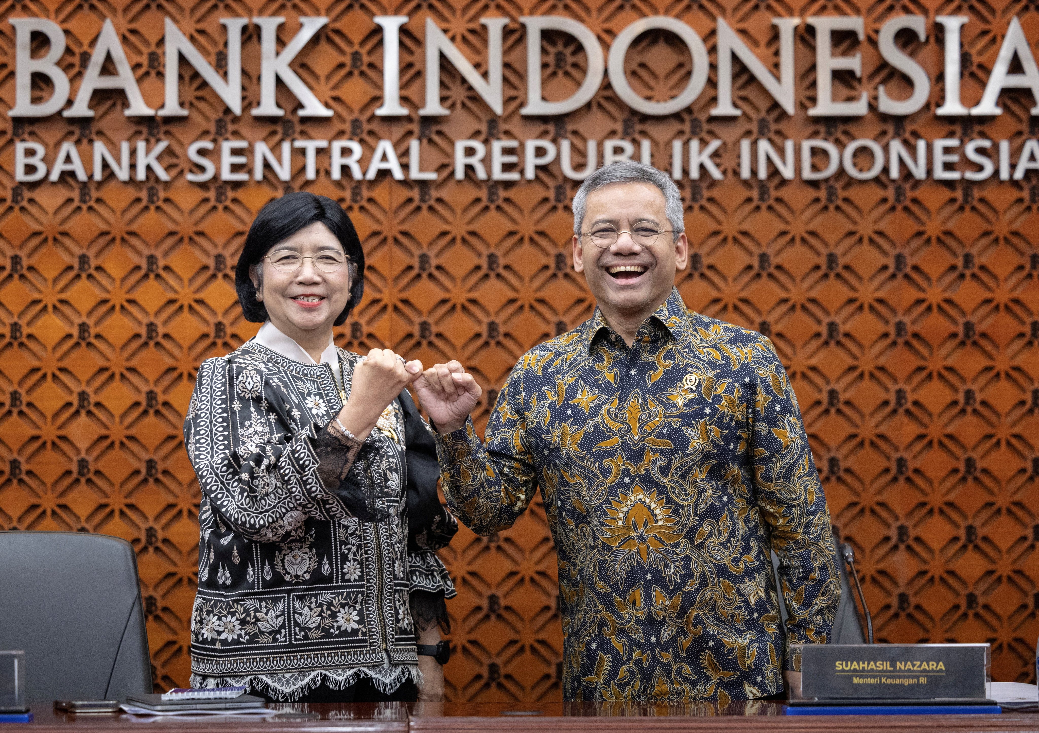 Indonesia’s central bank governor Destry Damayanti links little fingers with Indonesia’s Finance Minister Suahasil Nazara during a press conference at Bank Indonesia’s headquarters in Jakarta last month. Photo: Reuters