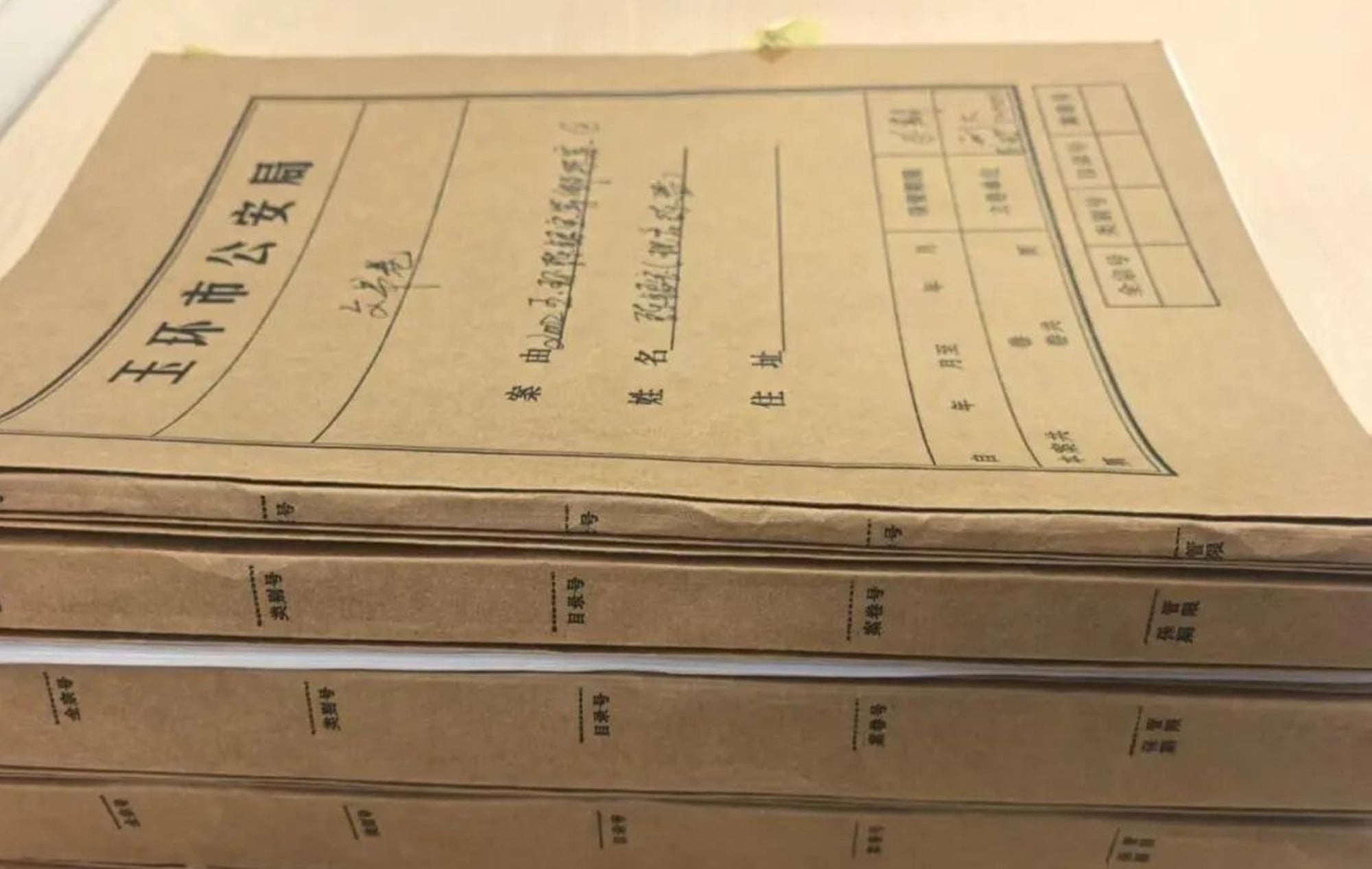 Criminal investigator Long Yuwen pulled the 2002 robbery file to cross-reference backgrounds, origins, and family ties. Photo: ifeng.com Criminal investigator Long Yuwen pulled the 2002 robbery file to cross-reference backgrounds, origins, and family ties. Photo: ifeng.com