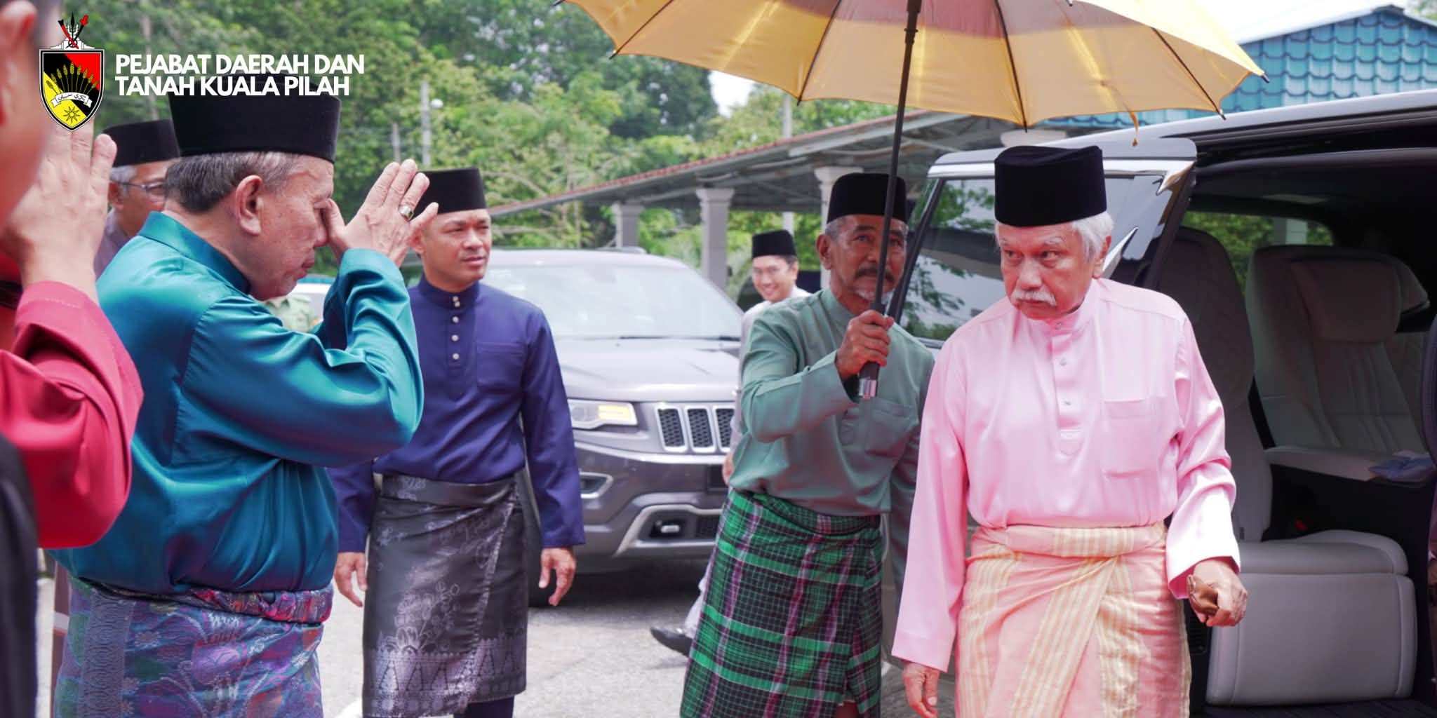 Negeri Sembilan Chief Minister Ismail Lasim (left) greets ruler Tuanku Muhriz Tuanku Munawir on his arrival for Friday prayers at Masjid Kariah Beting in Kuala Pilah. Photo: Kuala Pilah District and Land Office