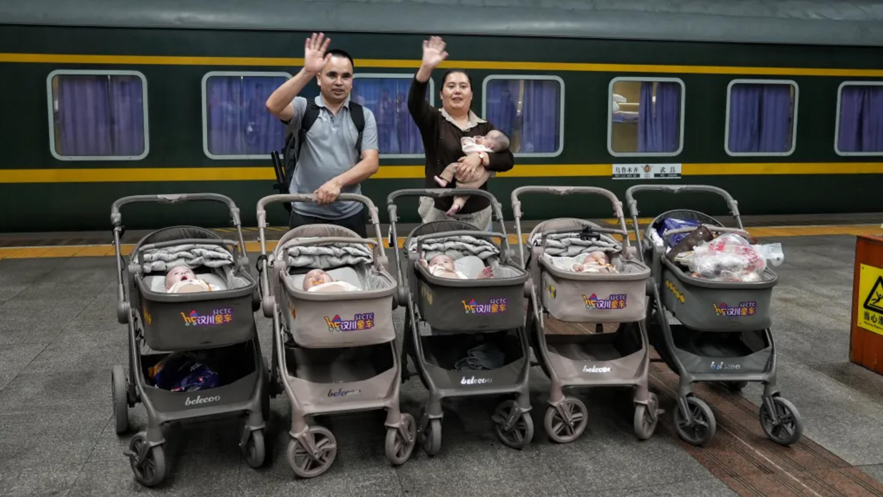 When a Xinjiang couple brought their quintuplets home from Wuhan by train, railway staff and fellow passengers pitched in to help care for the babies. Photo: QQ.com