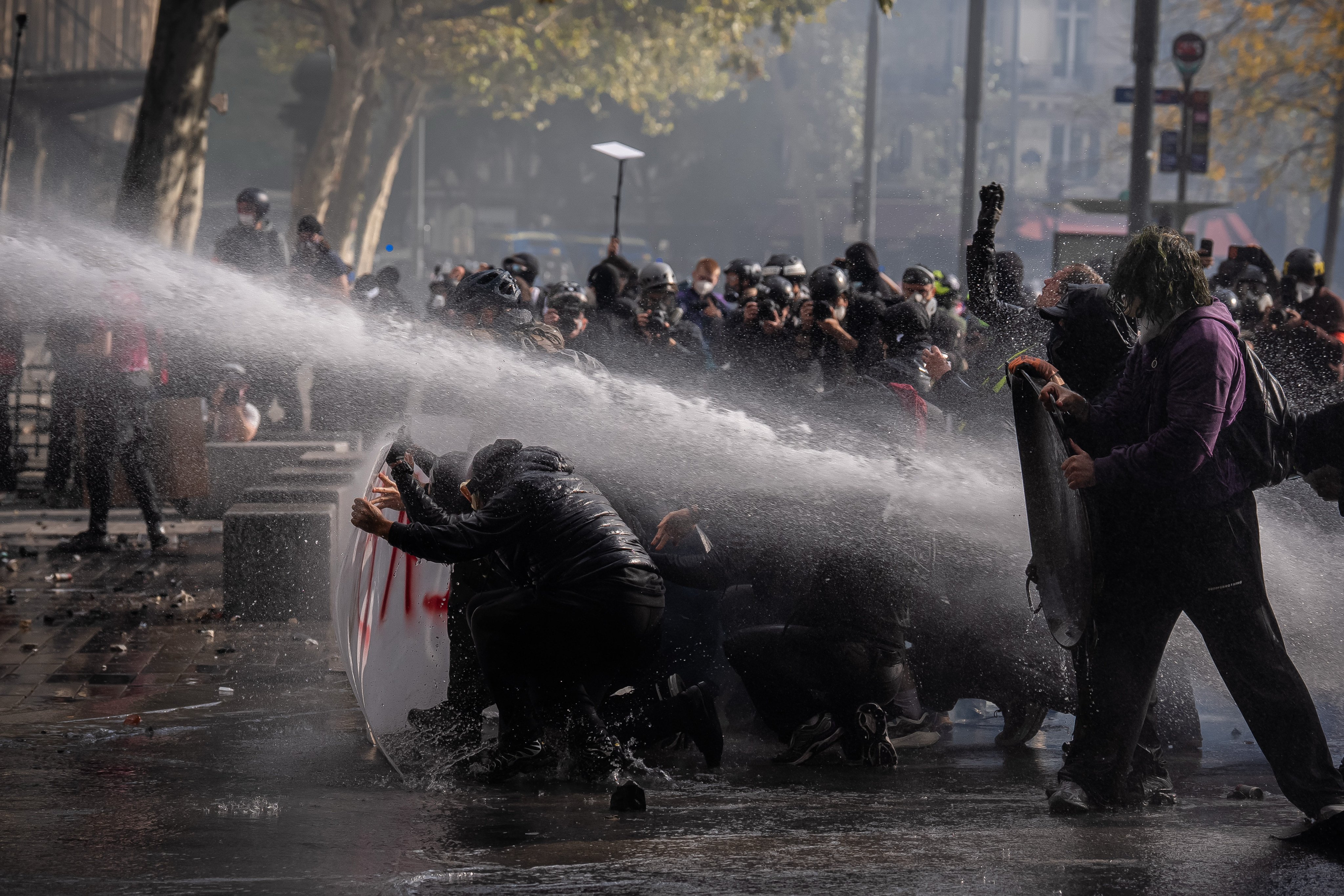 Demonstrators face off with law enforcement officers in Paris on Saturday. Photo: Xinhua