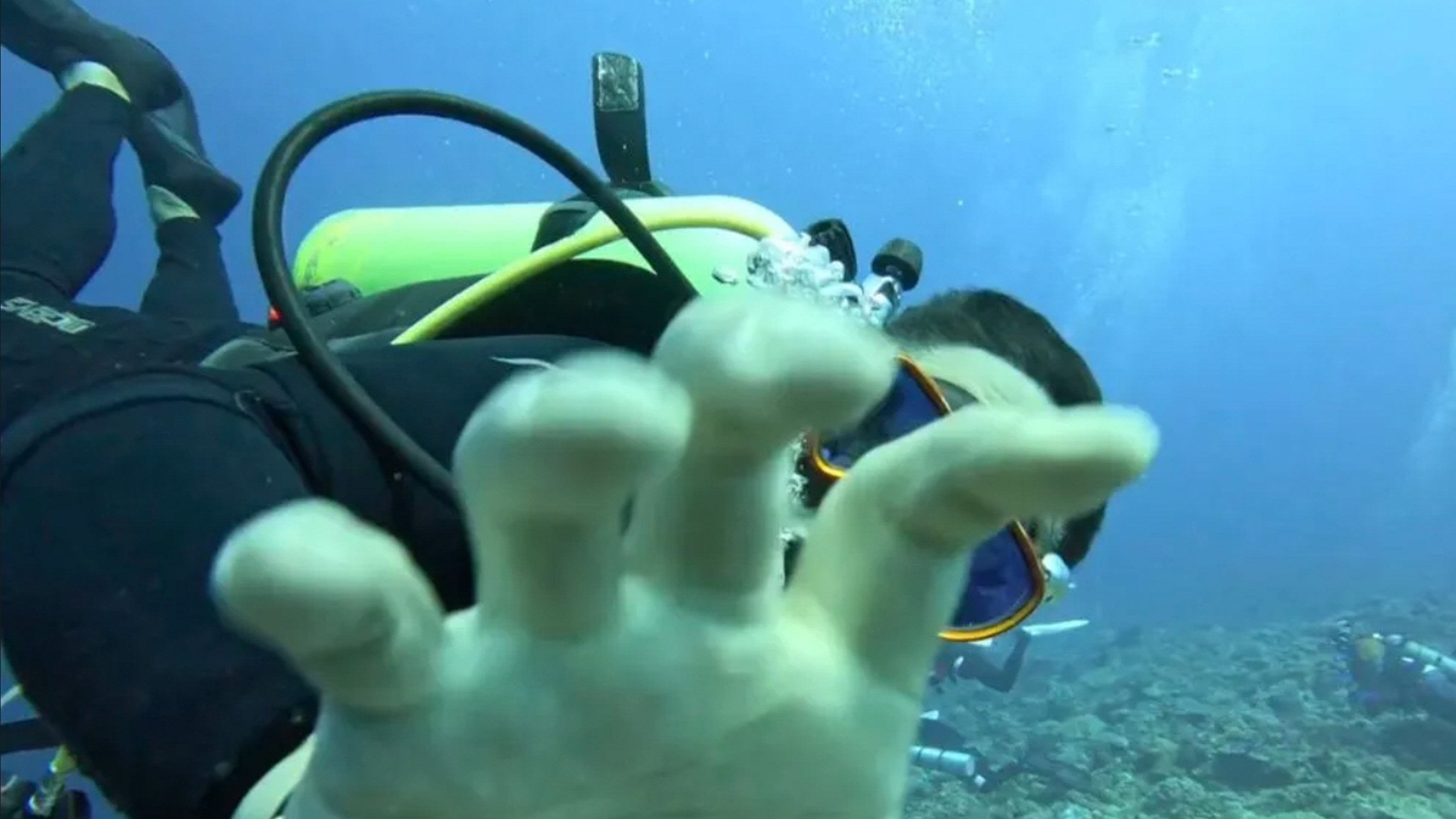 Caught on camera: Mandopop singer Devon Song survives a terrifying underwater assault in Palau after a rival guide attacks him and his instructor 25 metres deep. Photo: QQ.com