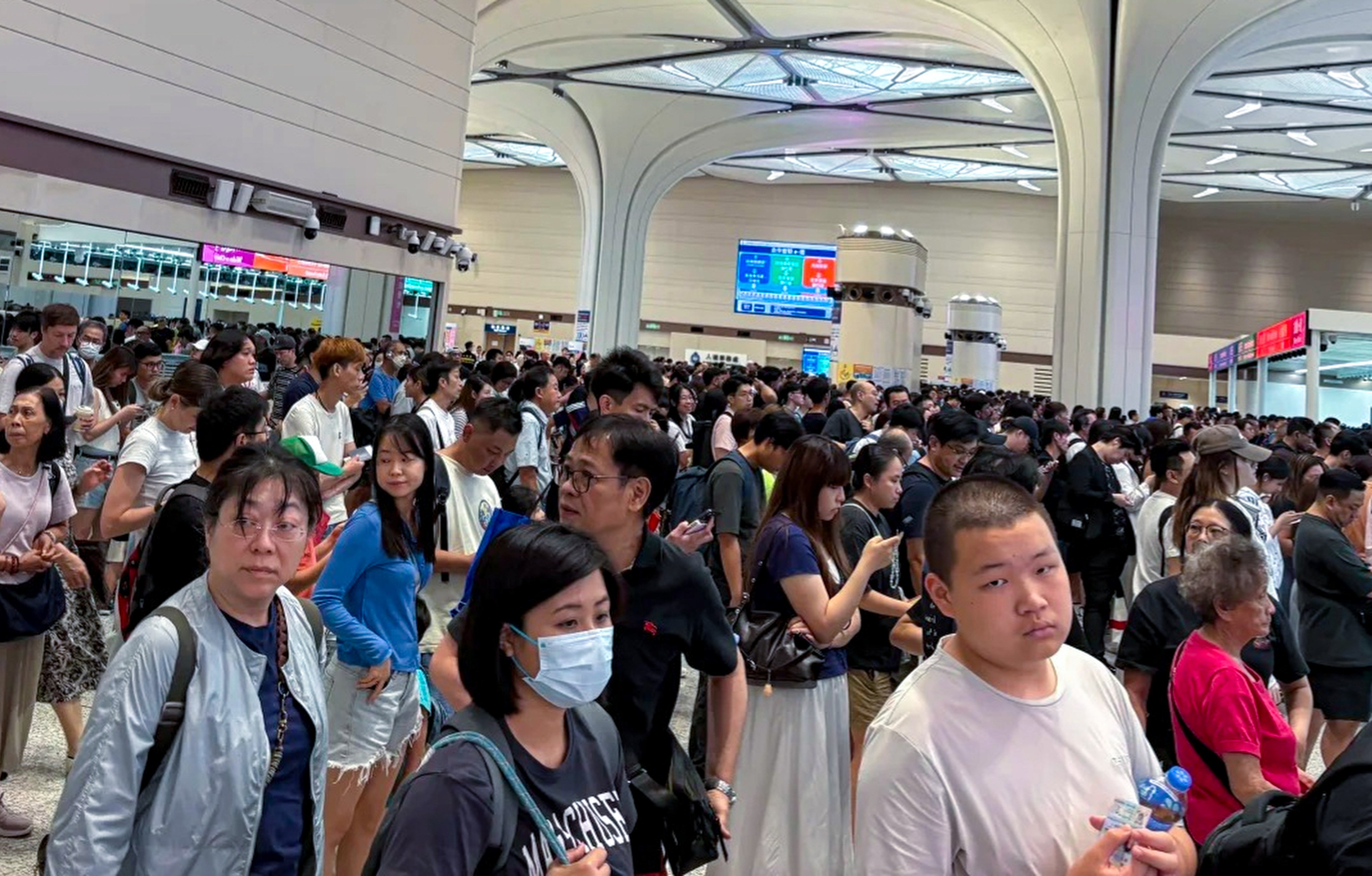 Travellers faced waits of up to two hours at Huanggang Port on Sunday as the revamped crossing handled more than 152,000 journeys. Photo: Handout