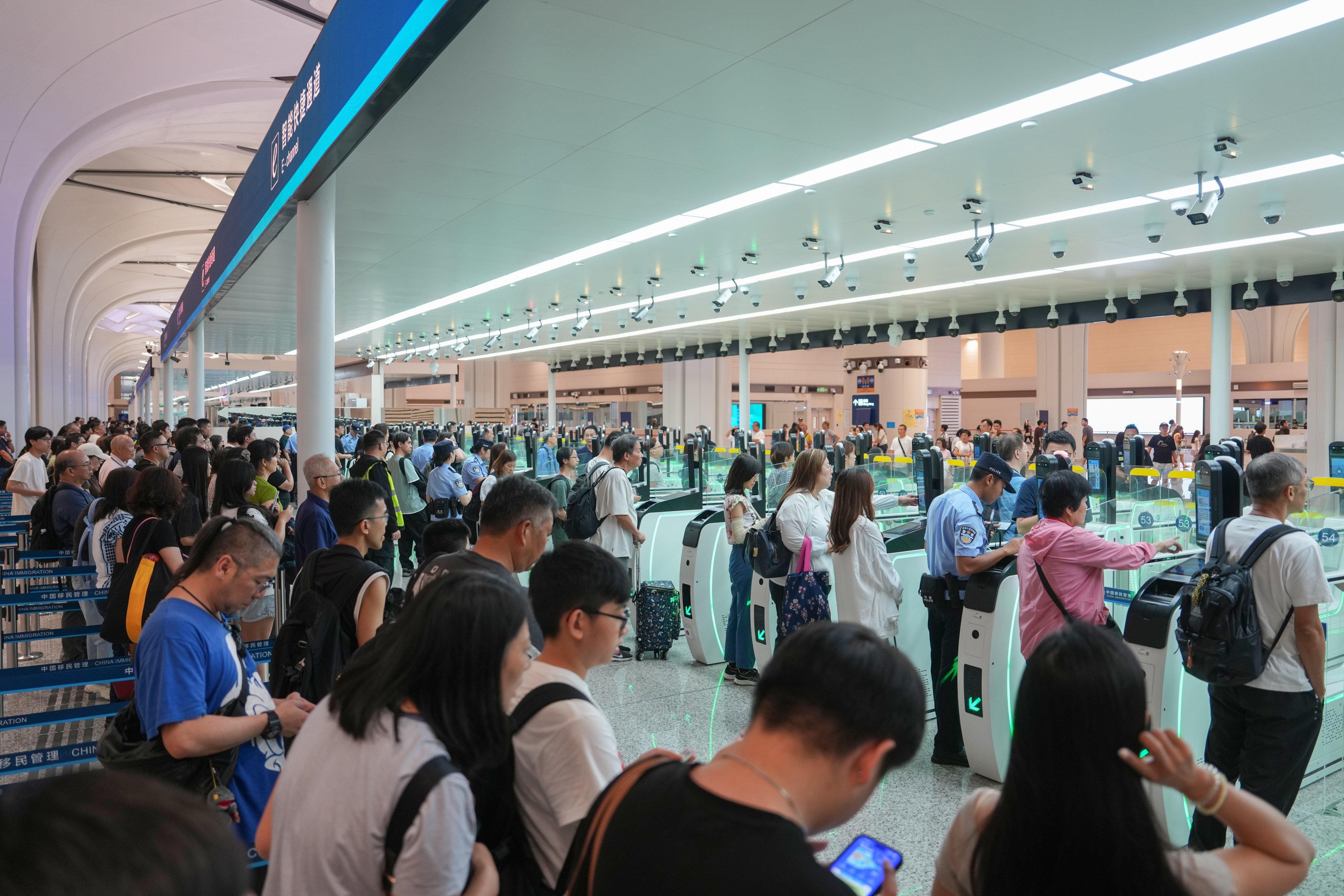 Travellers faced waits of up to two hours at Huanggang Port on Sunday as the revamped crossing handled more than 152,000 journeys. Photo: Handout