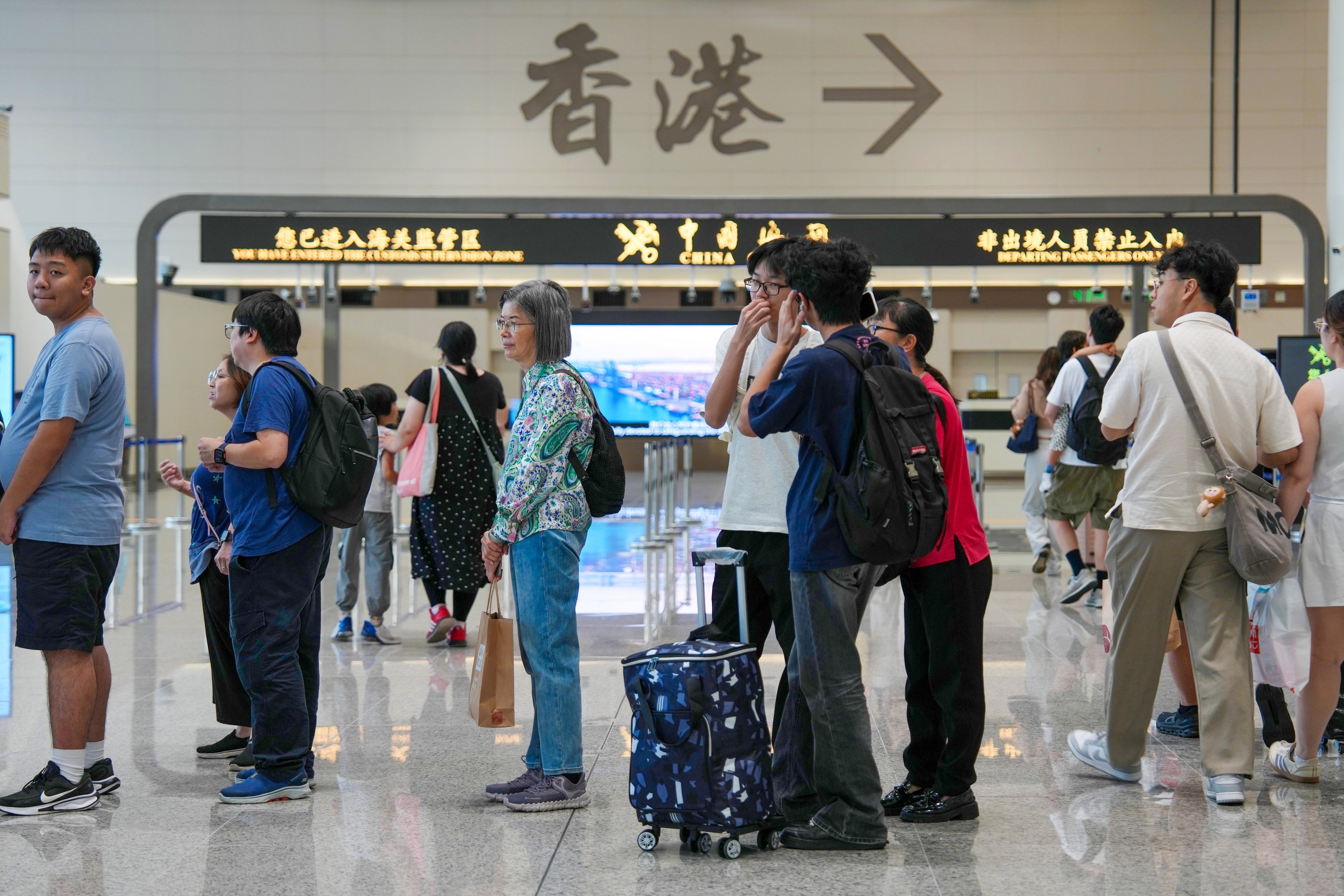 Travellers head to Hong Kong via the revamped Huanggang Port on the last day of Chung Yeung Festival long weekend. Photo: Kit Lai