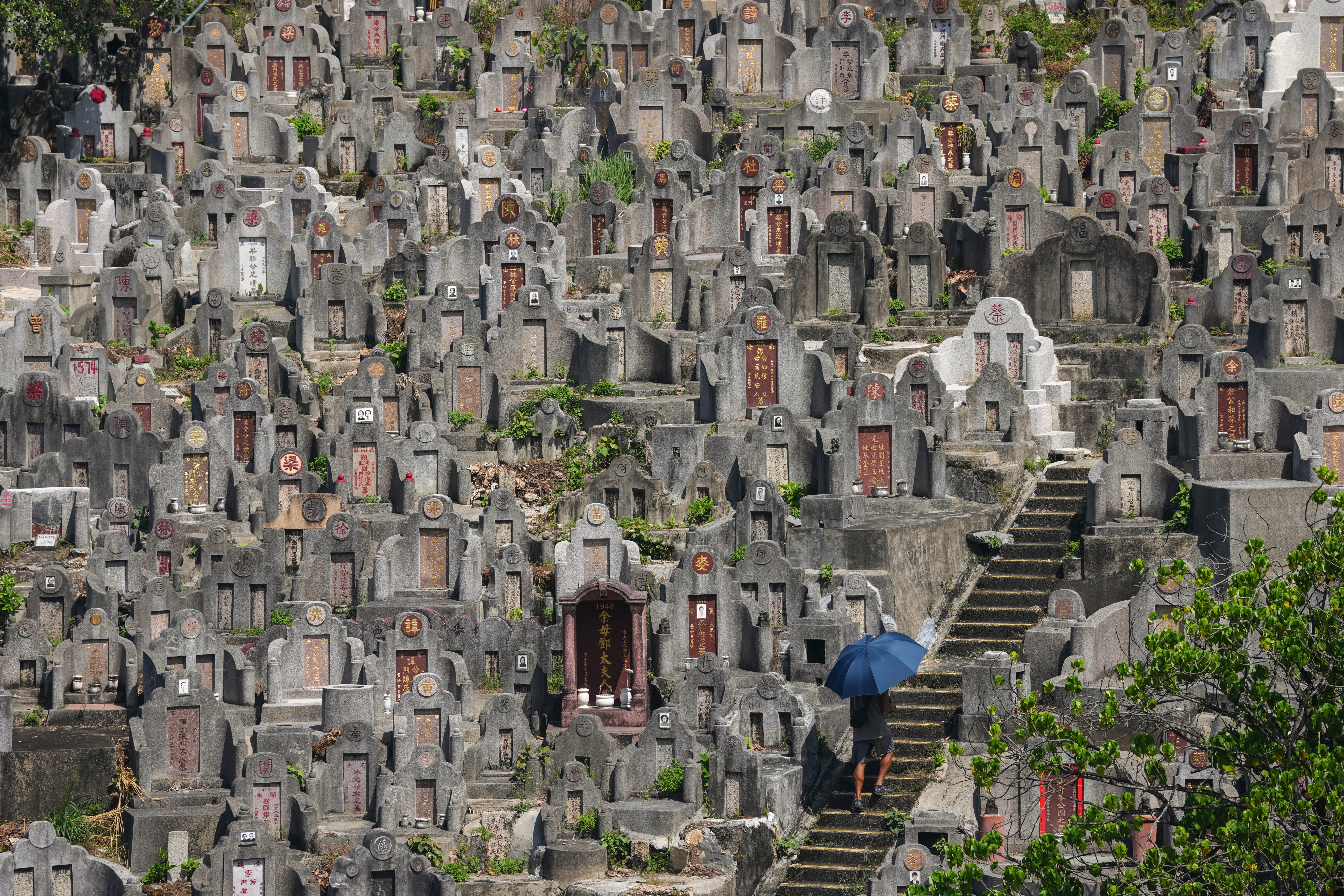Grave sweepers make offerings to ancestors at Diamond Hill Cemetery on Chung Yeung Festival. Photo: Sam Tsang