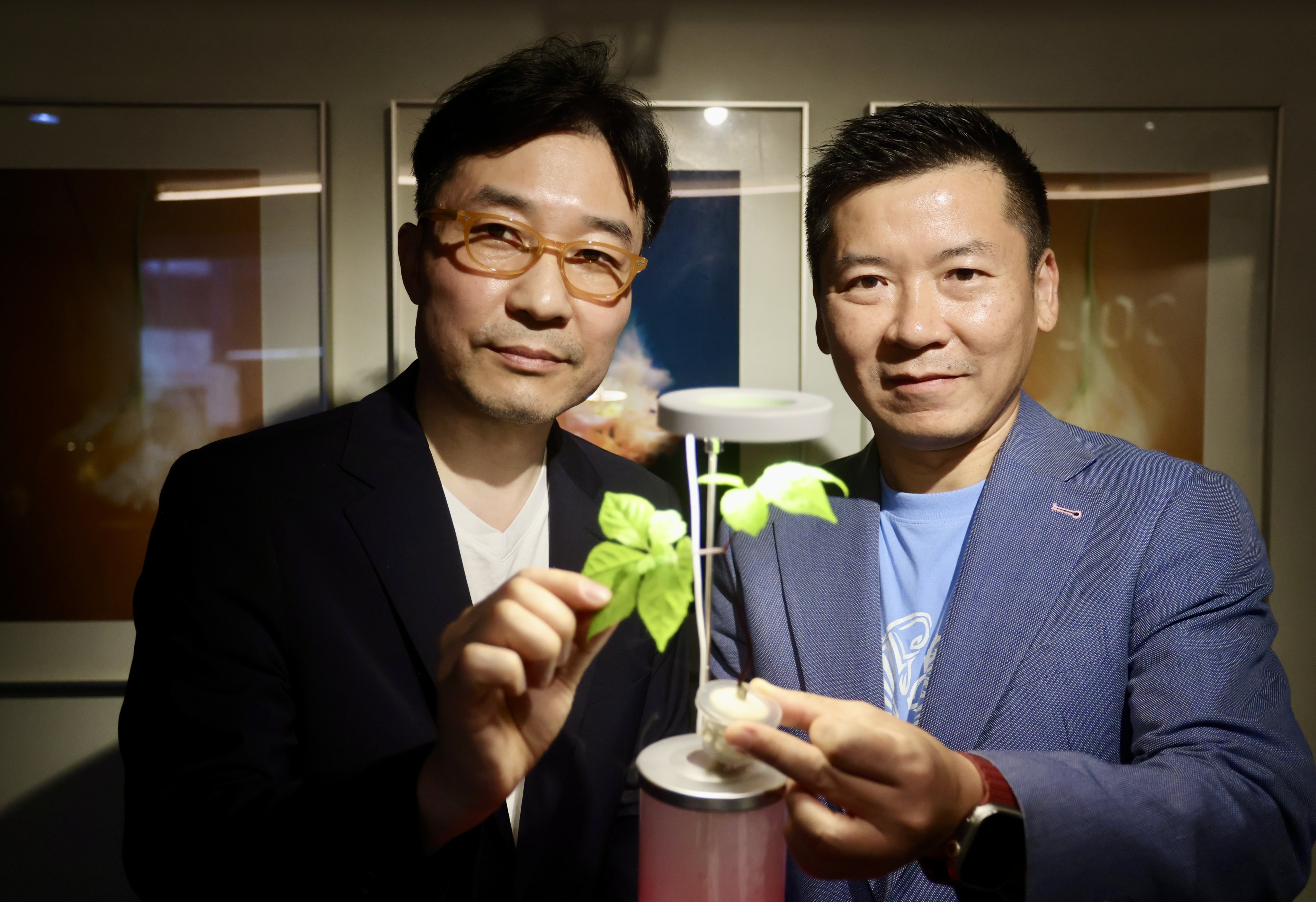 Biofx founder and CEO Jack Kwon (left) and Farm66 founder and CEO Gordon Tam, pictured here holding a hydroponically grown ginseng plant. Photo: Jonathan Wong