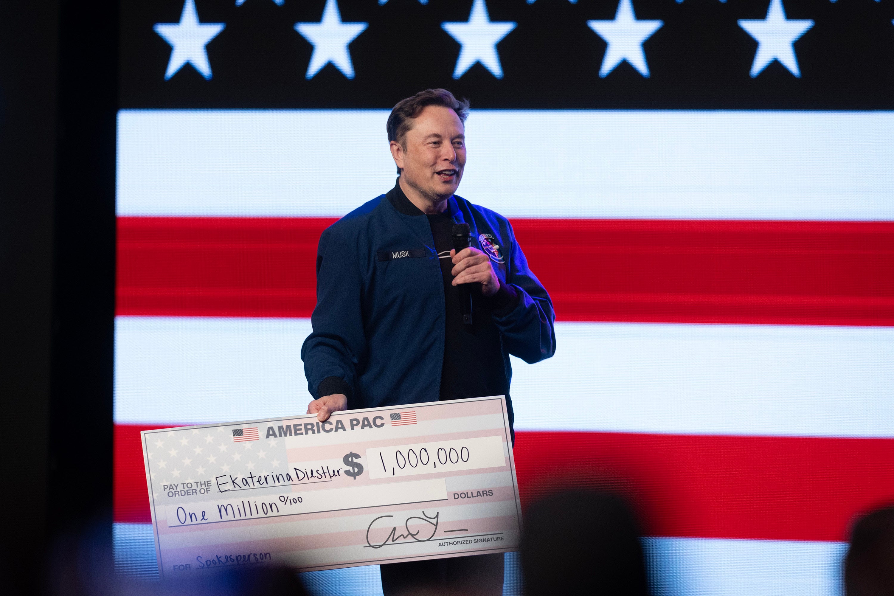 Elon Musk prepares to give US$1,000,000 to a Wisconsin voter during a town hall in Green Bay, Wisconsin in 2025. Photo: TNS