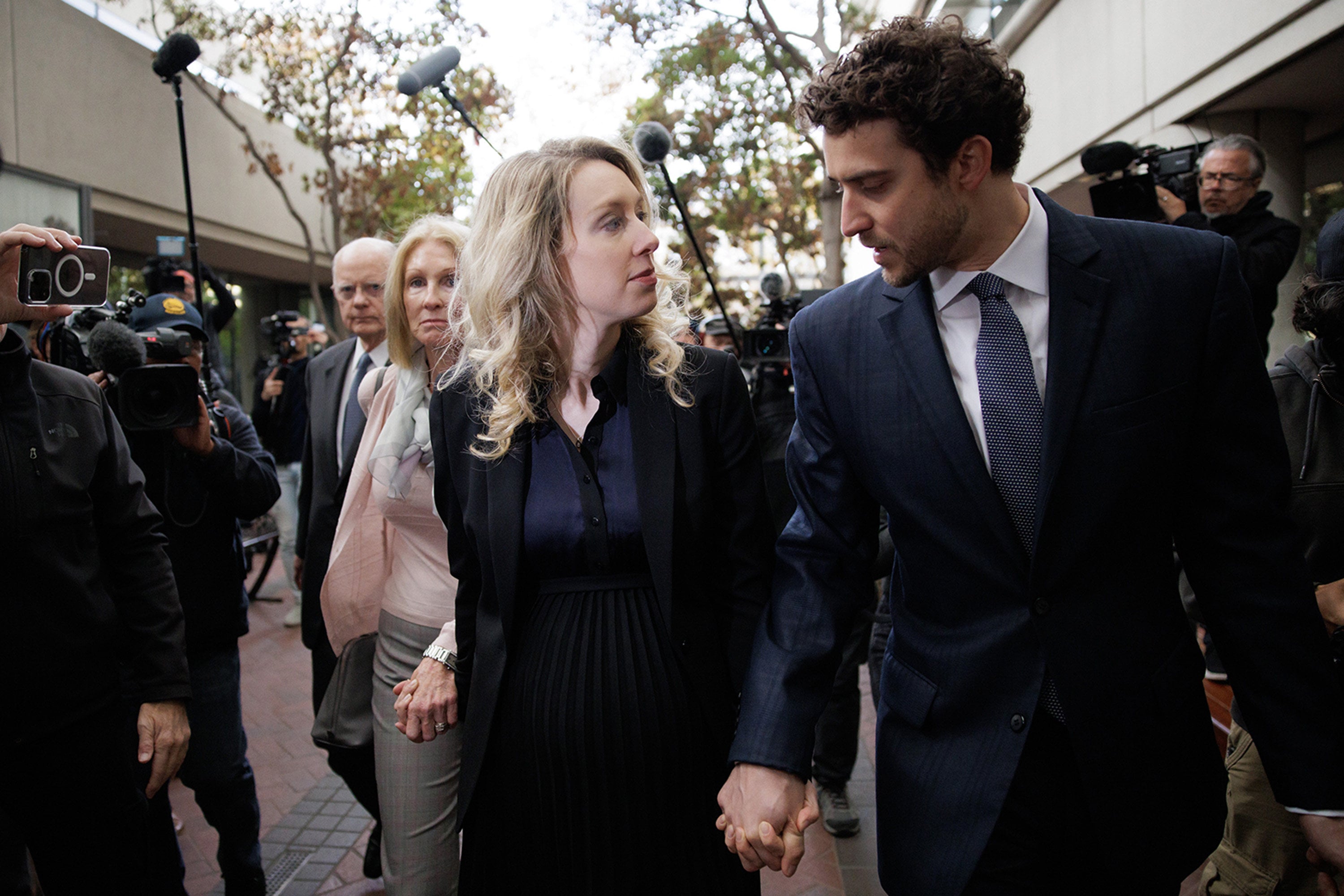 Theranos founder Elizabeth Holmes and her partner, Billy Evans, arrive at the courthouse in San Jose, California, on November 18, 2022. Photo: TNS