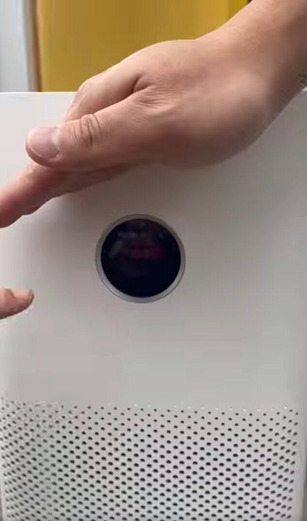 A video shows an air purifier in Malaysia registering a “hazardous”reading of 318. Photo: Threads / syahierarafie