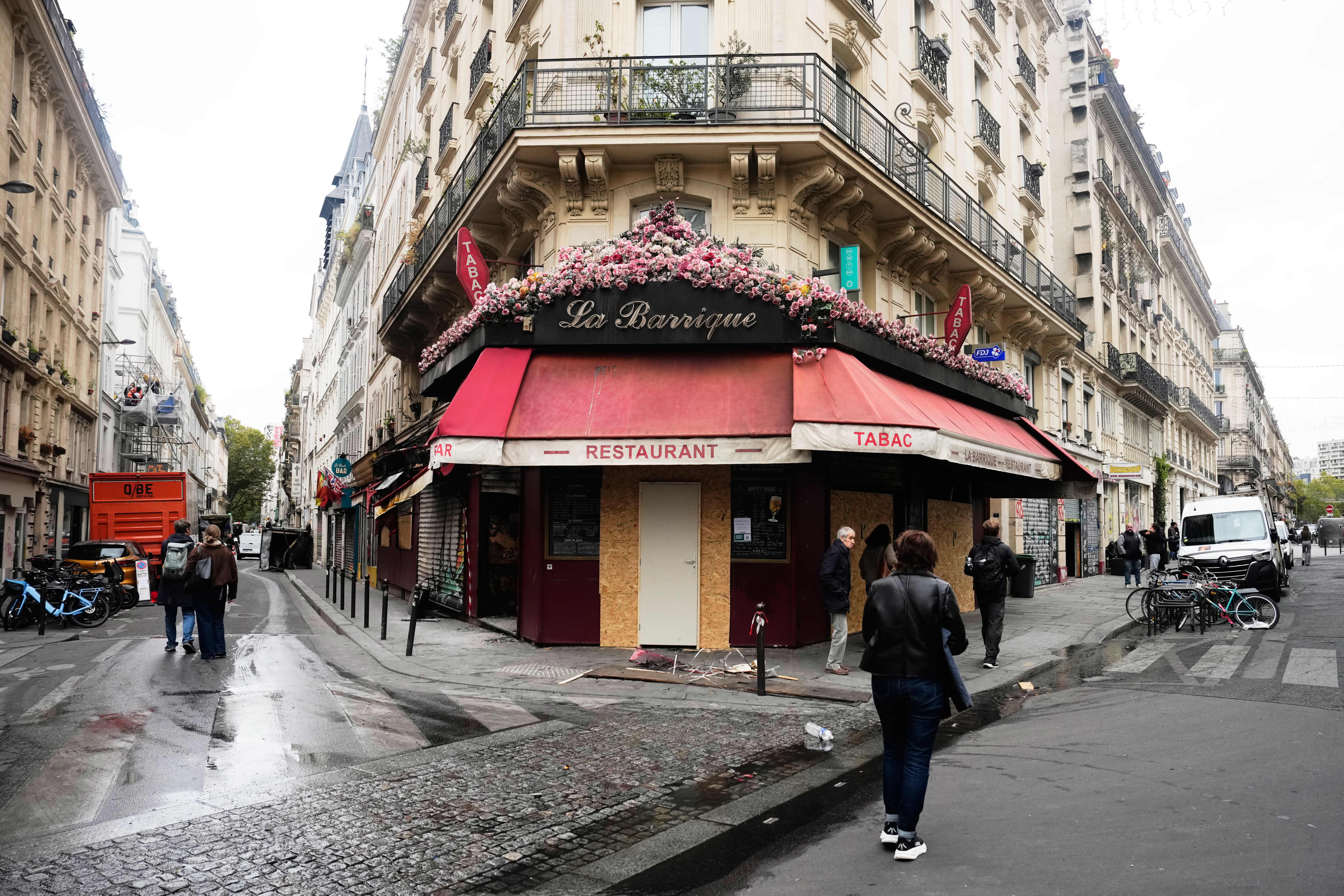 People walk past La Barrique, a bistro in Paris damaged after protests last weekend, on Wednesday. Photo: AP