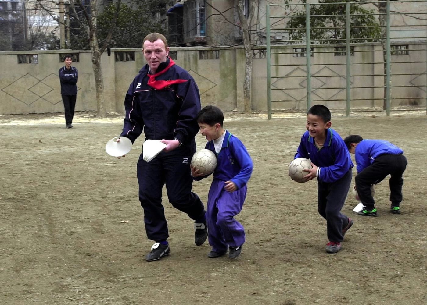 Stockport County’s Mike Wilbury training some aspiring players in Guizhou province on the English club's first tour of China in 2001. Photo: Xinhua