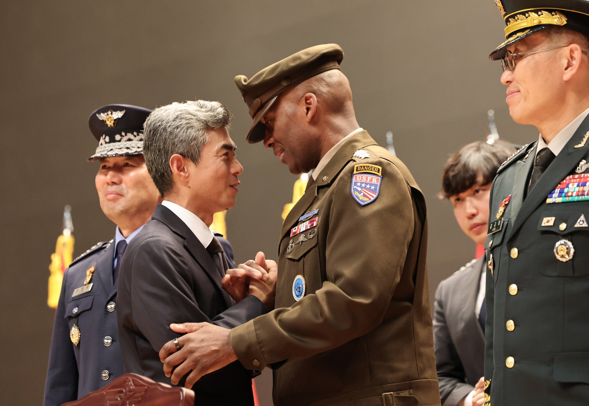South Korean Defense Minister Kang Shin-chul (left) speaks with Gen. Xavier Brunson, commander of US Forces Korea, during an inauguration ceremony in Seoul, Sept. 22. EPA-Yonhap