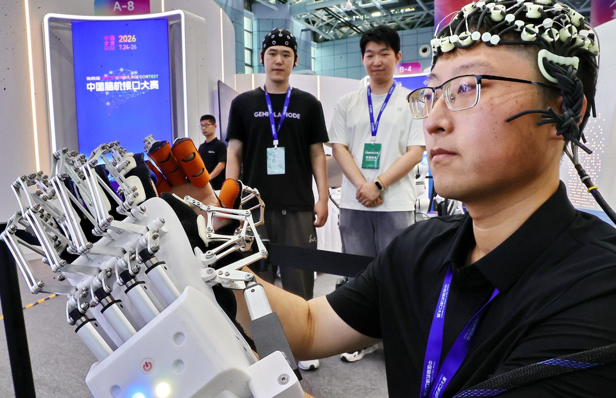 A team member from Yanshan University’s Brain-Computer Interface and Intelligent Rehabilitation team demonstrates a brain-controlled wearable robotic hand at the 4th China Brain-Computer Interface Contest in Beijing on July 26. Photo: Getty Images