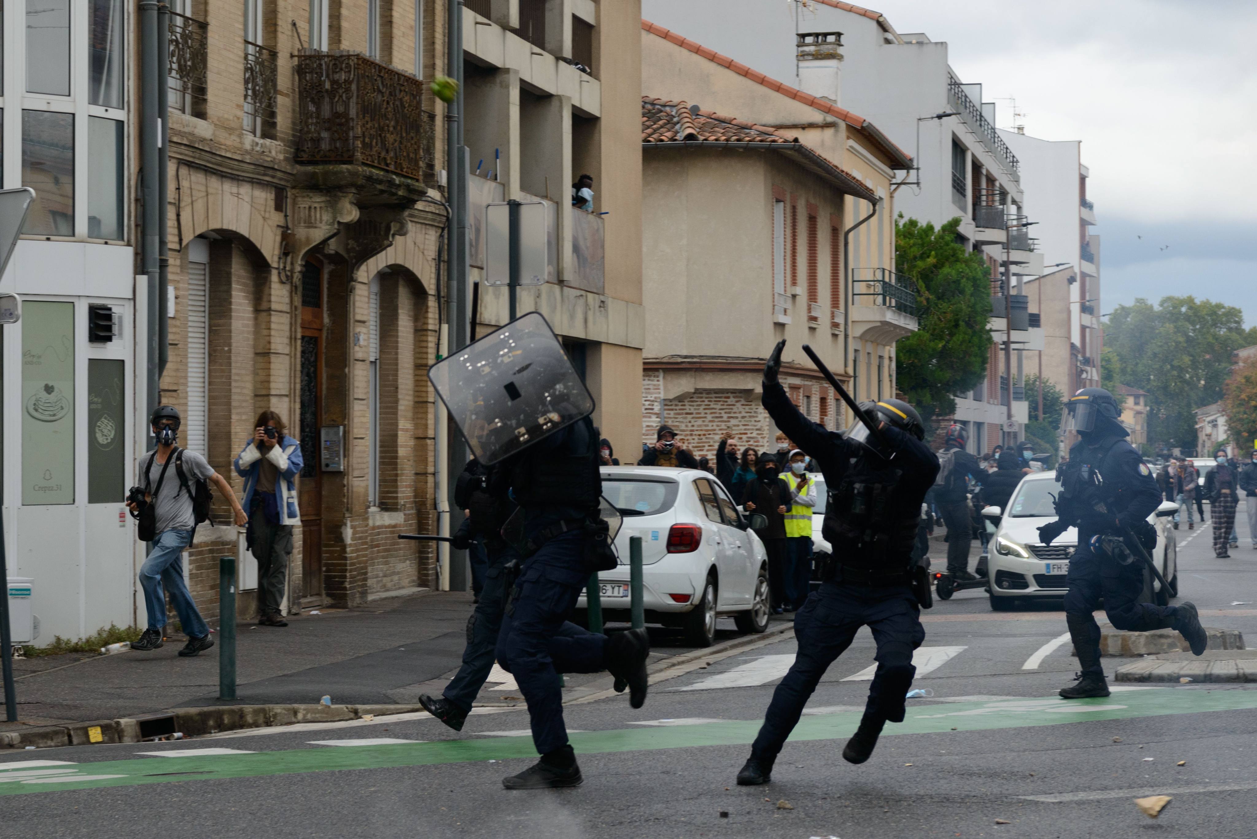 Police officers clash with demonstrators in Paris on Monday. Photo: Le Pictorium via ZUMA Press/dpa