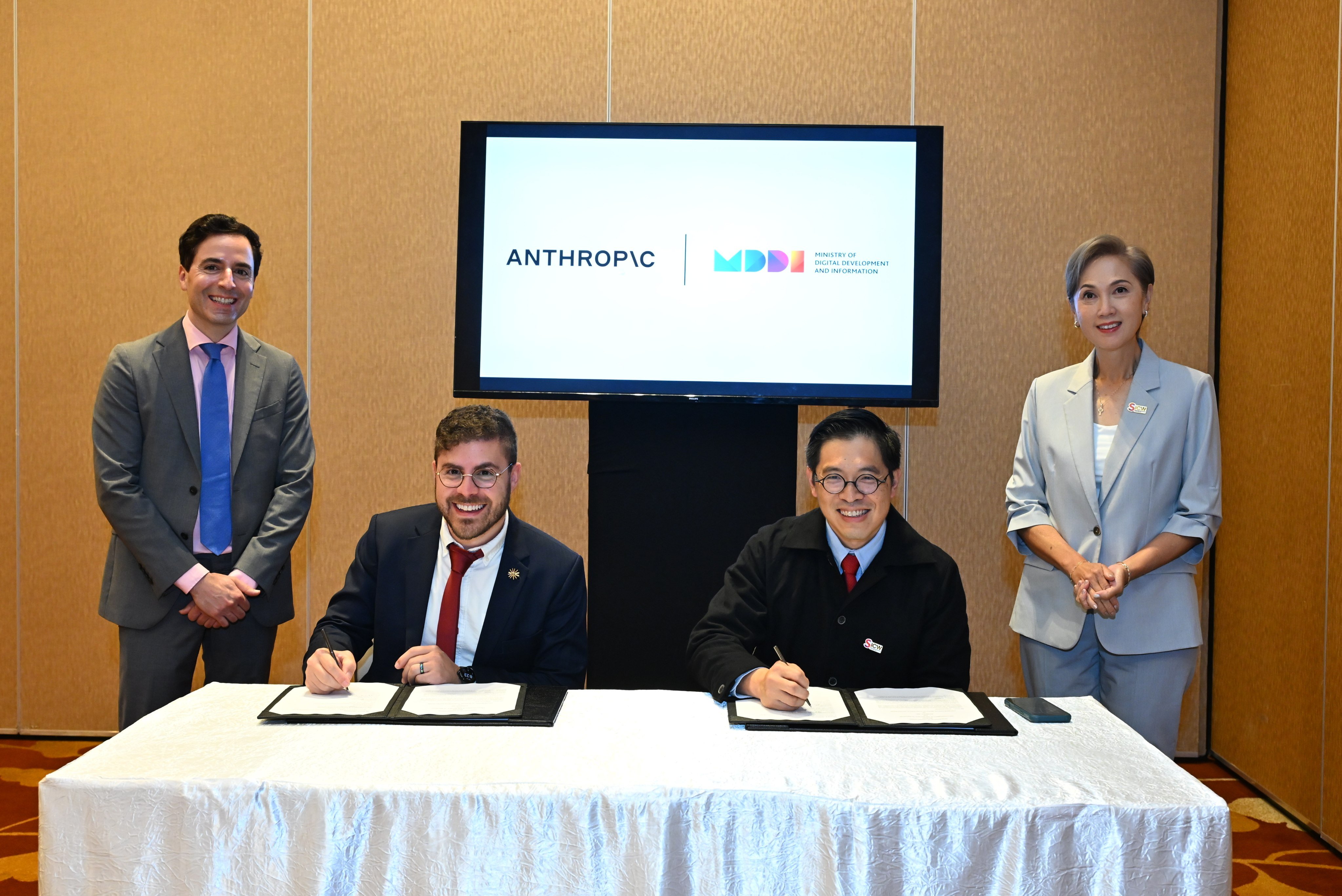 Anthropic co-founder Benjamin Mann and Kai Fong Chng, permanent secretary of Singapore’s Ministry of Digital Development and Information, sign an agreement on AI cooperation on October 13. Photo: MDDI