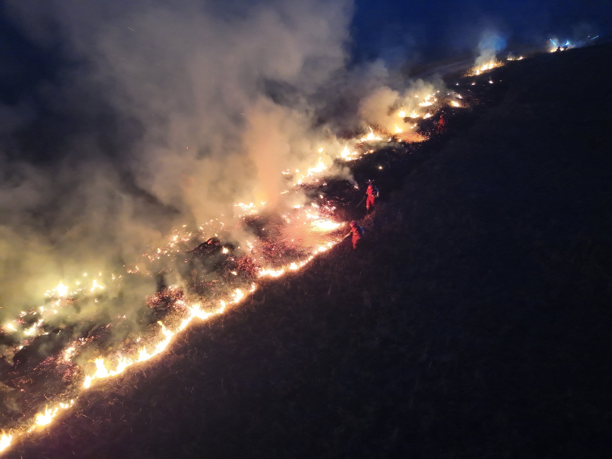 Chinese firefighters work to contain the blaze in the Inner Mongolia border area on October 11. Photo: Xinhua Chinese firefighters work to contain the blaze in the Inner Mongolia border area on October 11. Photo: Xinhua
