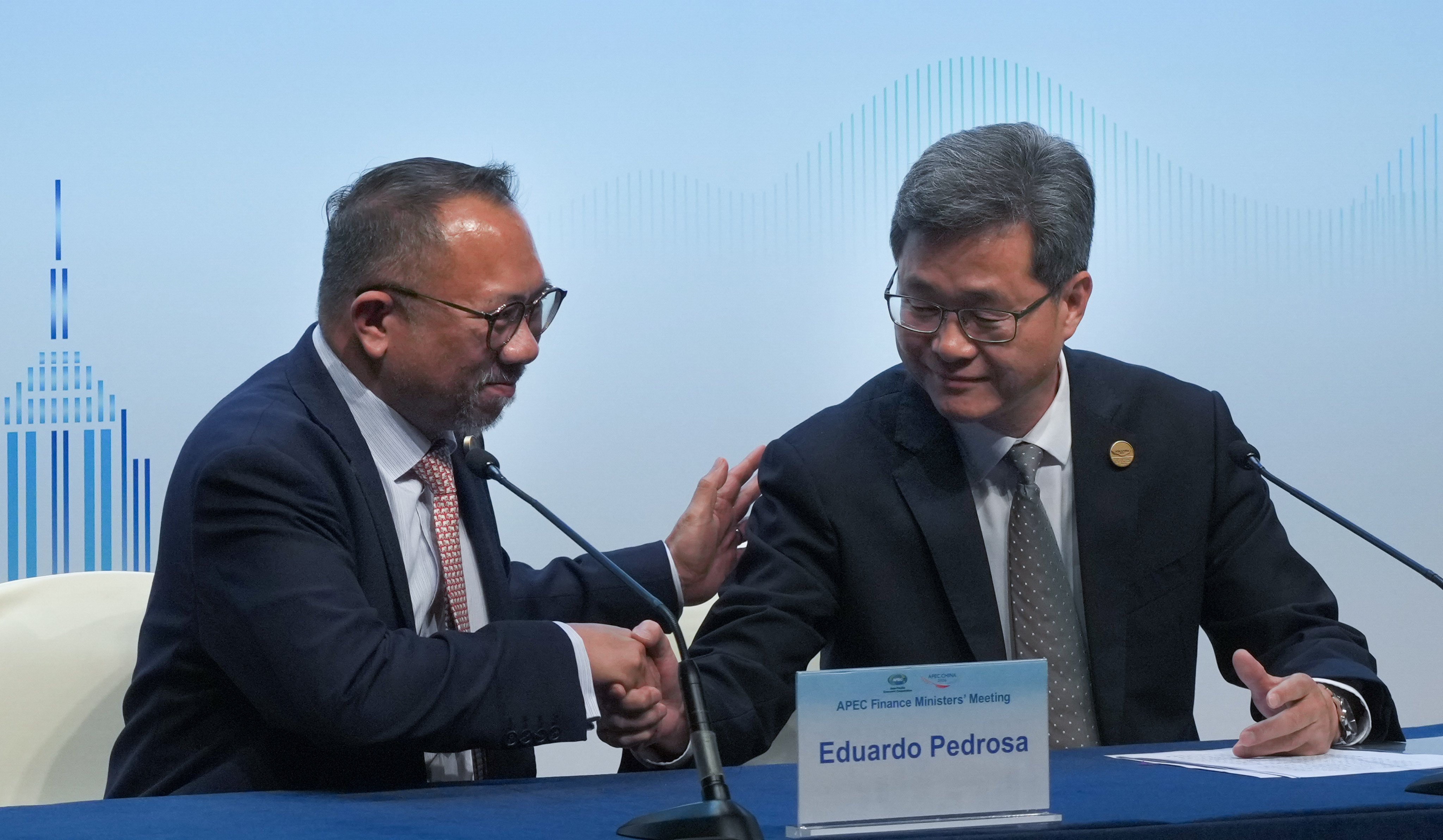 Eduardo Pedrosa (left), the executive director of the APEC Secretariat, with Lan Foan, China’s Minister of Finance, at a press conference following the Apec Finance Ministers’ Meeting in Hong Kong on Wednesday. Photo: Dickson Lee
