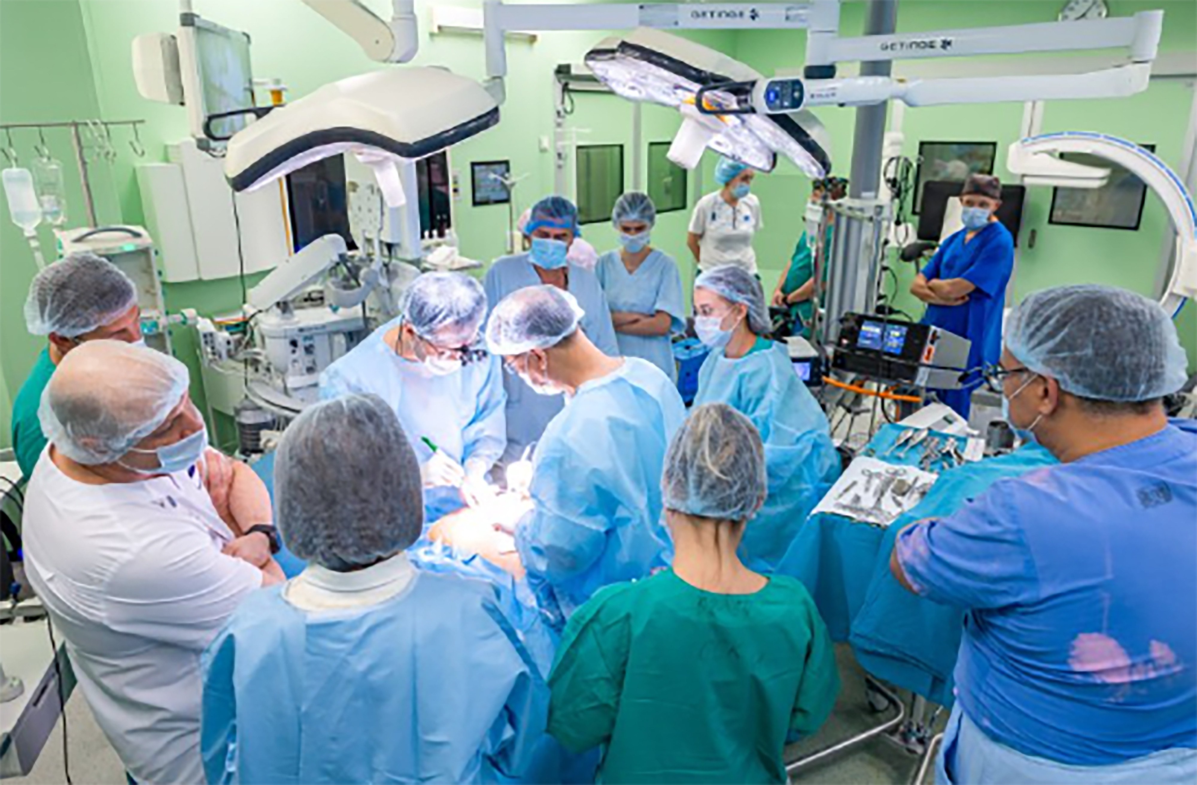 A Chinese-Russian team performs the spinal cord transplant. "The surgery was completed on October 14-15, lasting 12 hours," says Chinese surgeon Ren Xiaoping. Photo: max.ru/mossobyanin