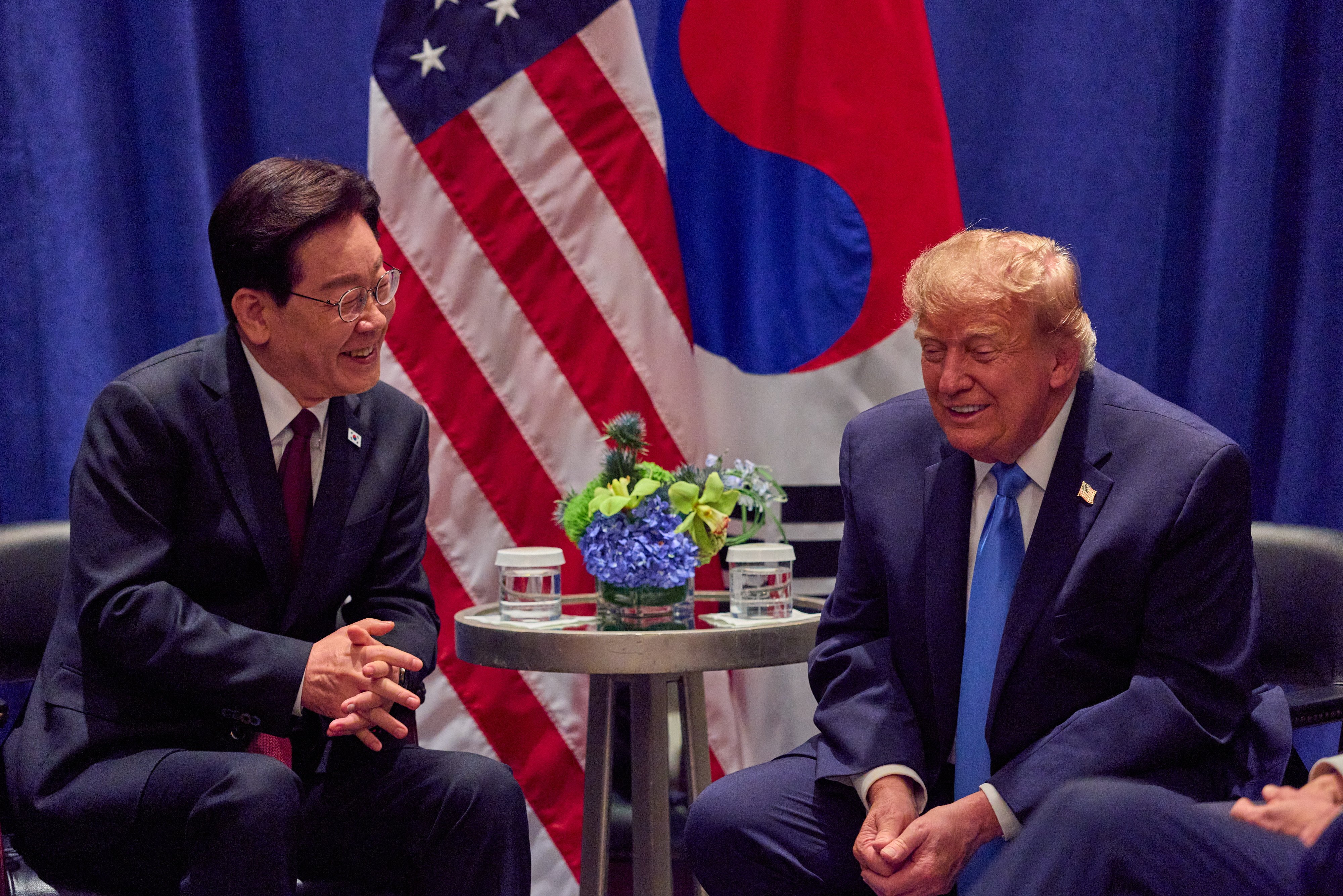 South Korean President Lee Jae-myung talks to US President Donald Trump in New York on September 22, 2025. Photo: EPA / Yonhap