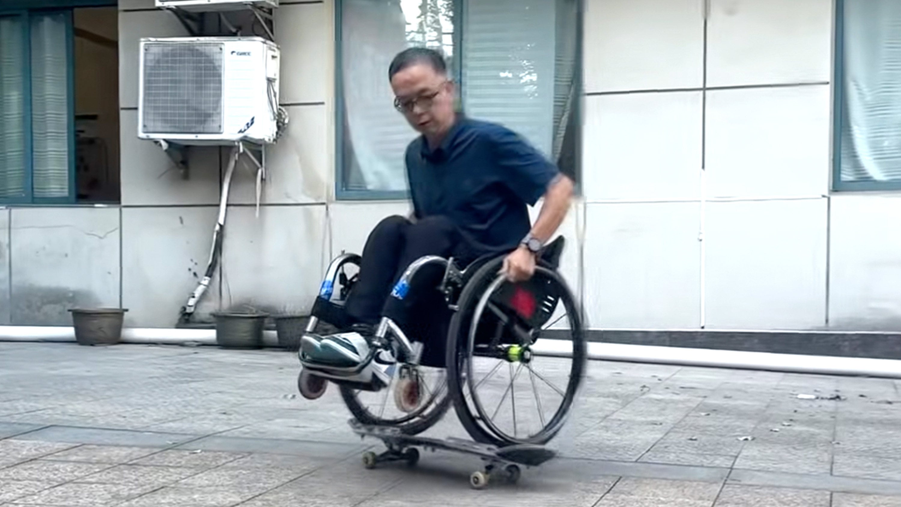 A Chinese man with a disability named Xie Junwu, widely known online as the “Wind-Breaking Knight,” has gone viral for his extraordinary wheelchair and skateboarding skills. Photo: Facebook