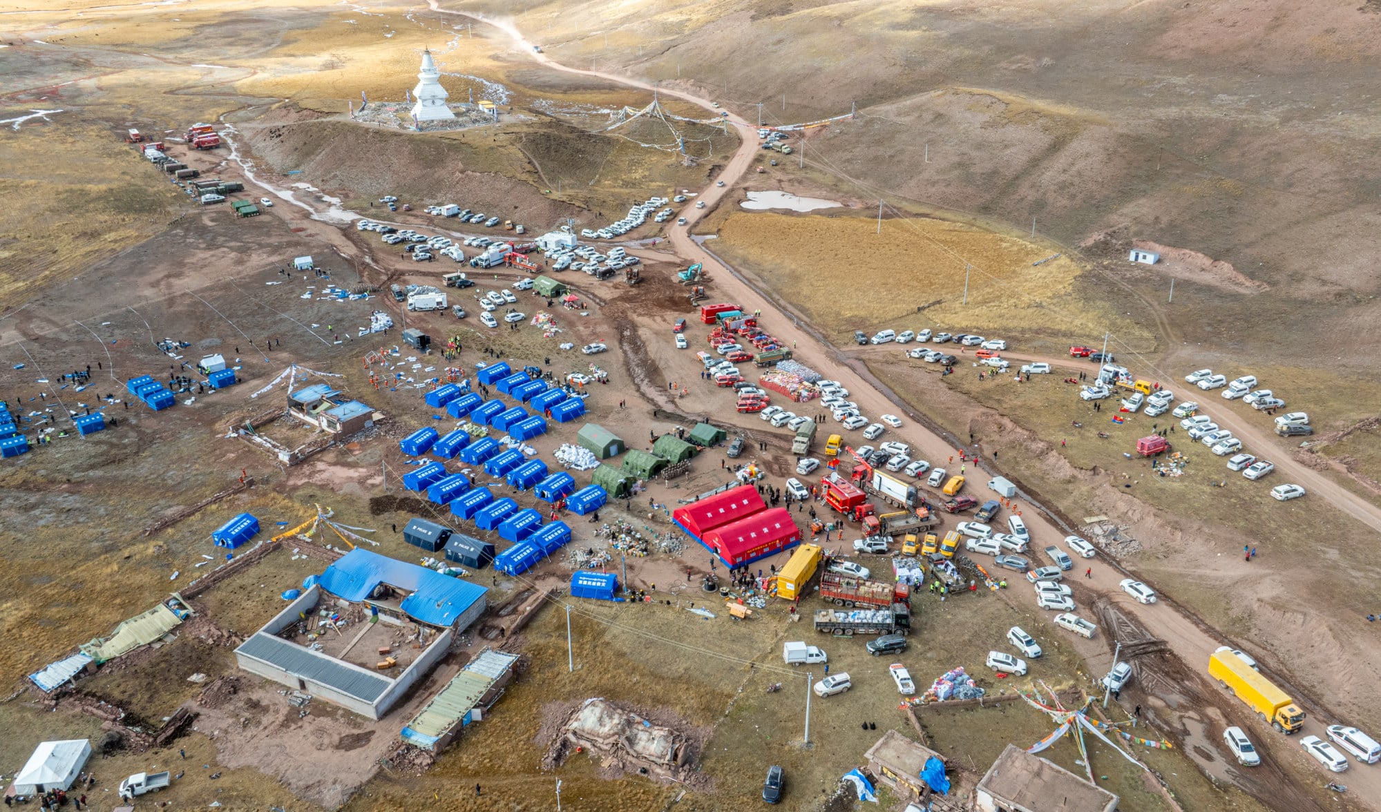 Disaster response teams erect emergency tents at an earthquake-hit village in the township of Maru in Baqen county. Photo: Xinhua