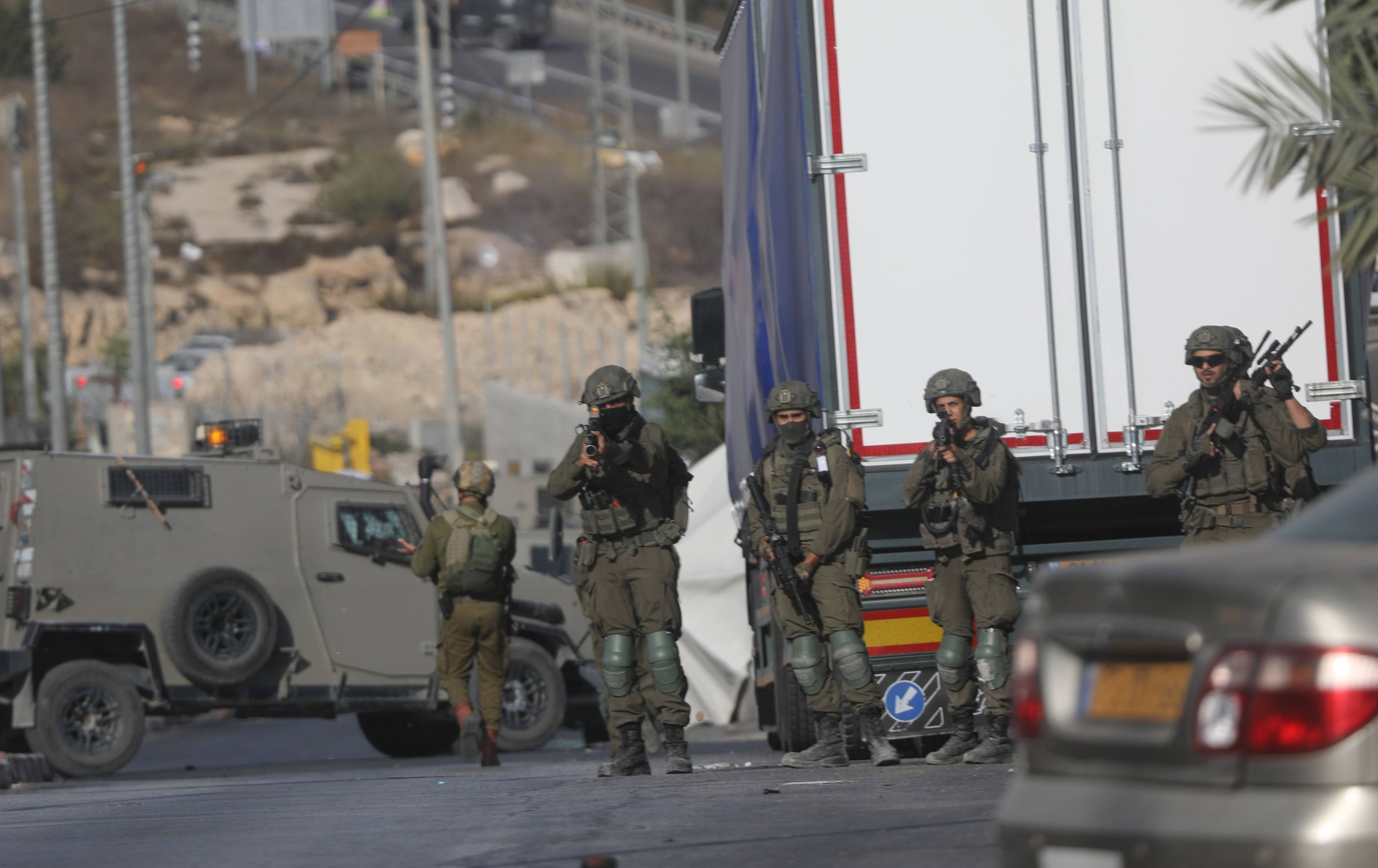 Israeli troops stand guard in the Farsh Al Hawa area at the northern entrance to Hebron on Friday. Photo: dpa