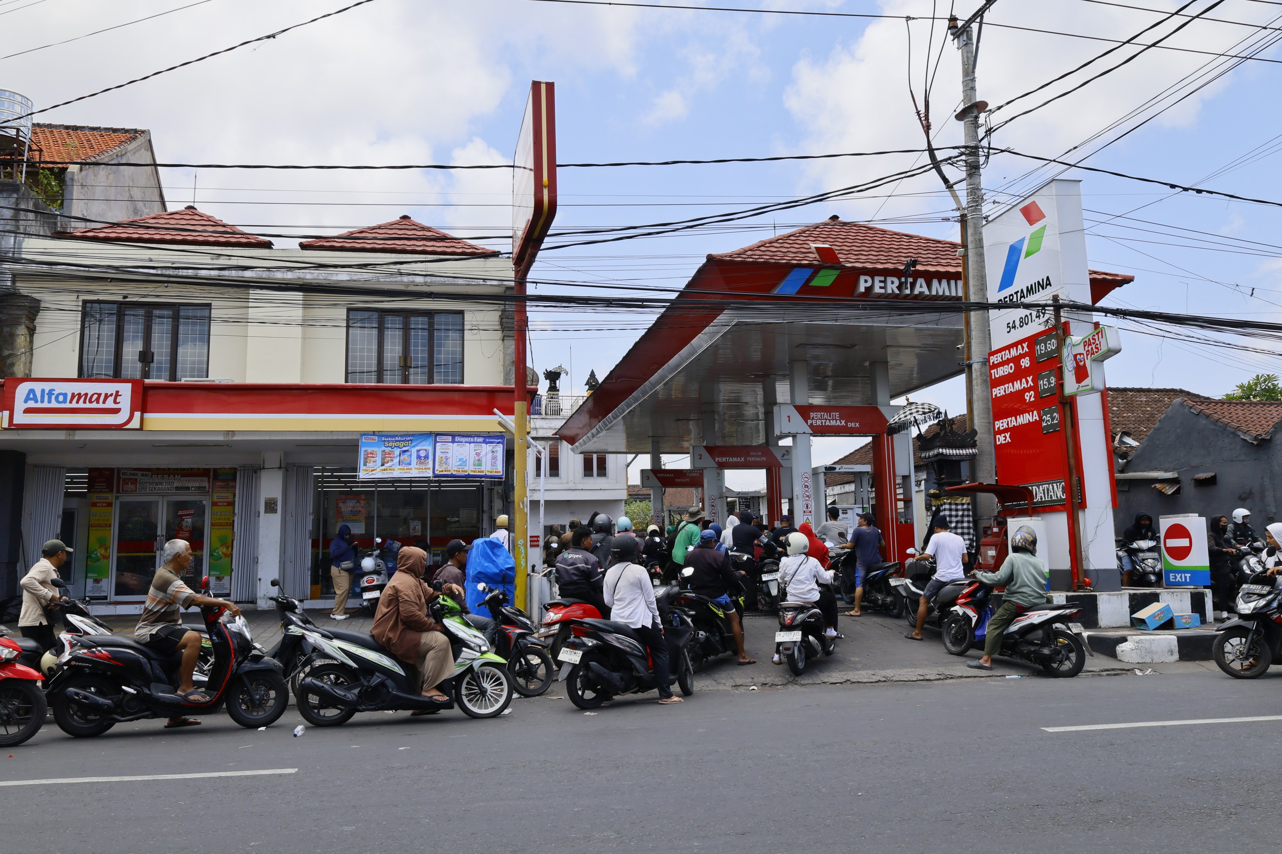 Motorcyclists queue to refuel at a gas station in Denpasar, Bali, Indonesia, on Octover 15. Photo: EPA-EFE