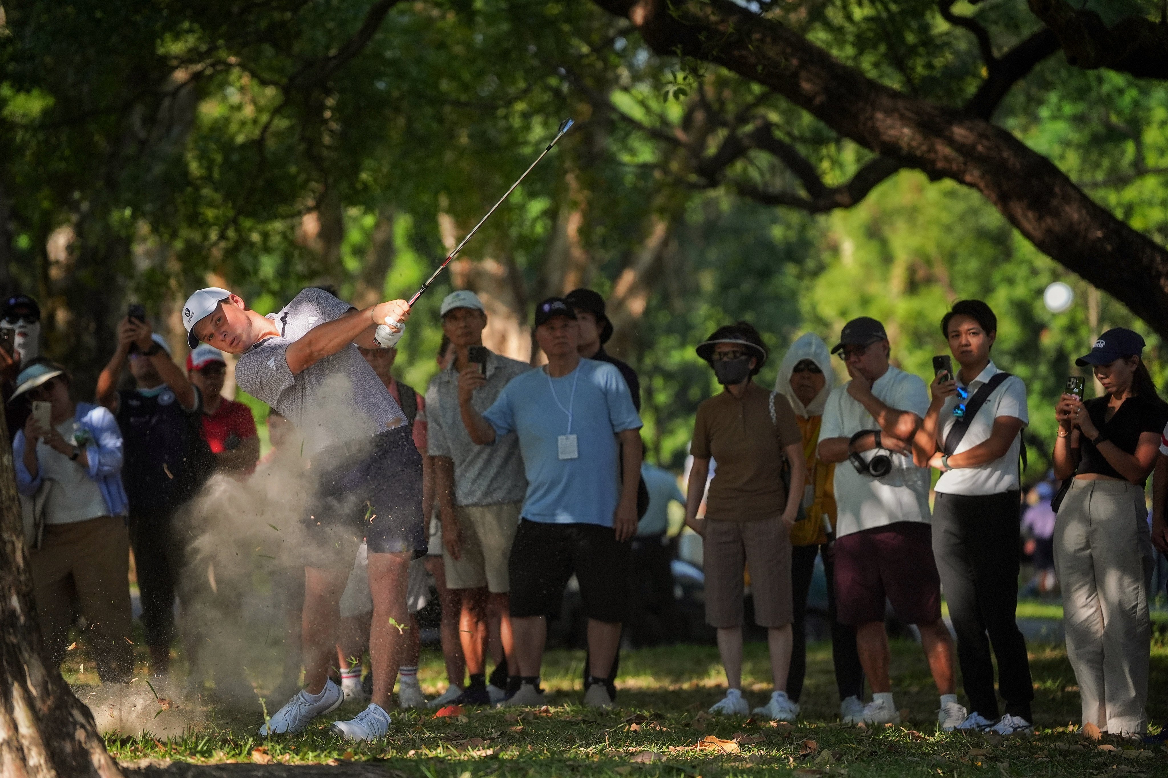 Caleb Surratt gets himself out of trouble during the third round of the Link Hong Kong Open. Photo: Elson Li