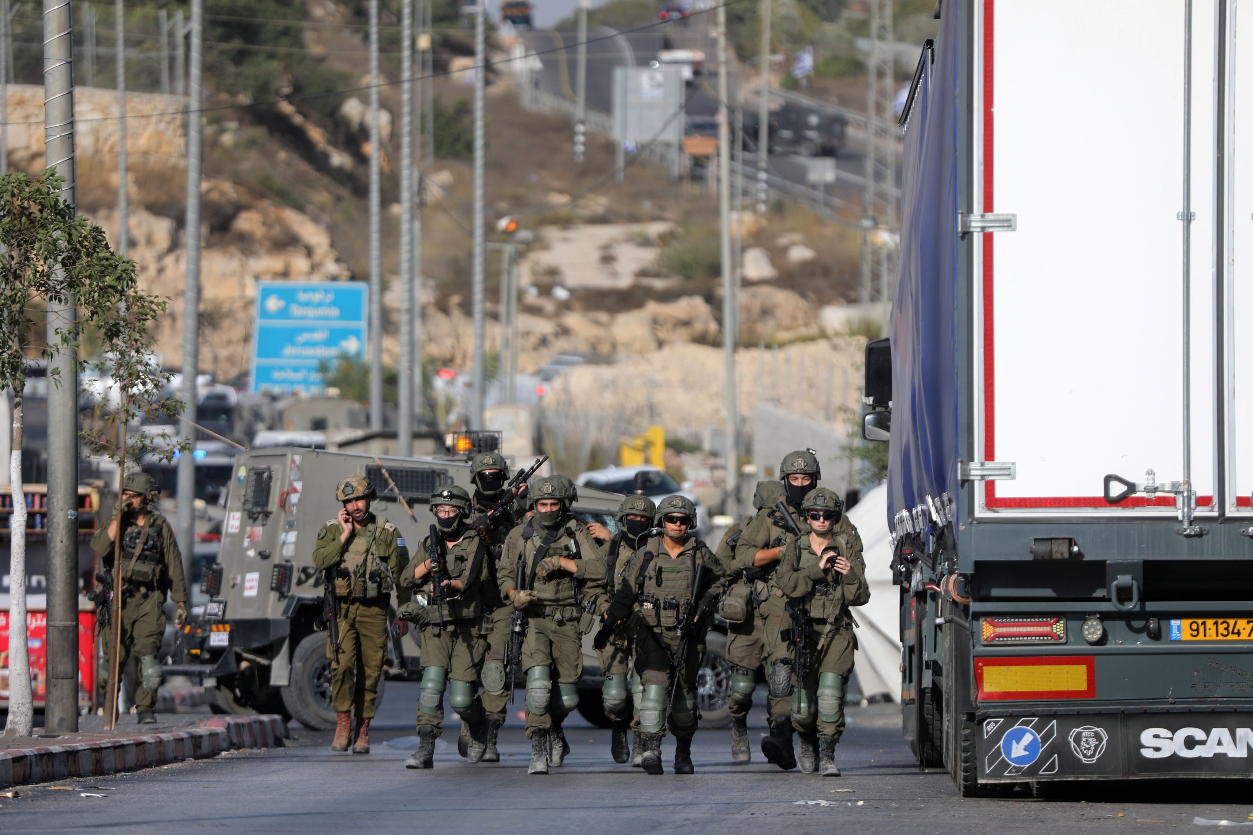 Israeli soldiers stand guard at the northern checkpoint of the West Bank city of Hebron on Friday. Photo: Xinhua