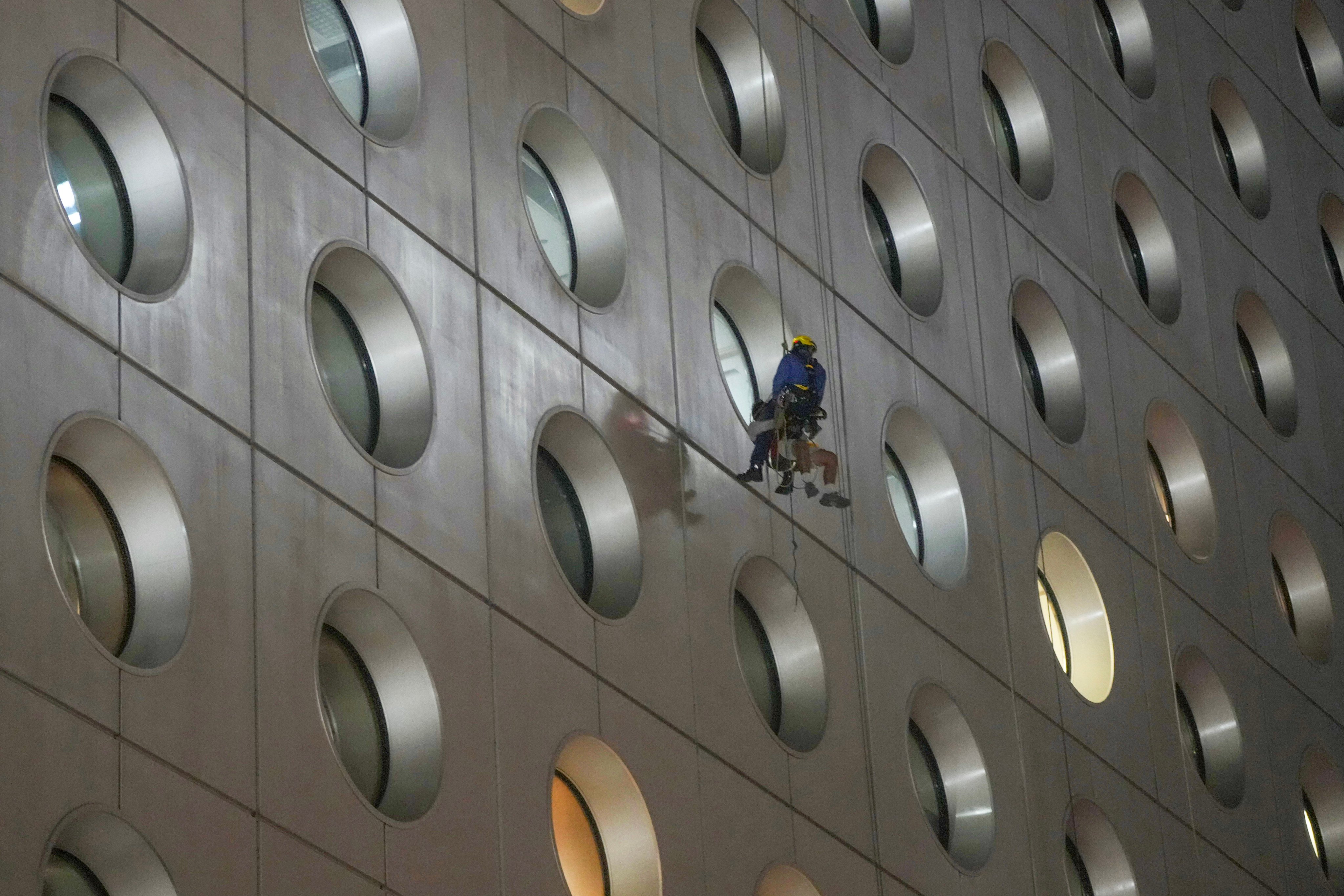 Rescue workers were at the scene quickly. Photo: Karma Lo