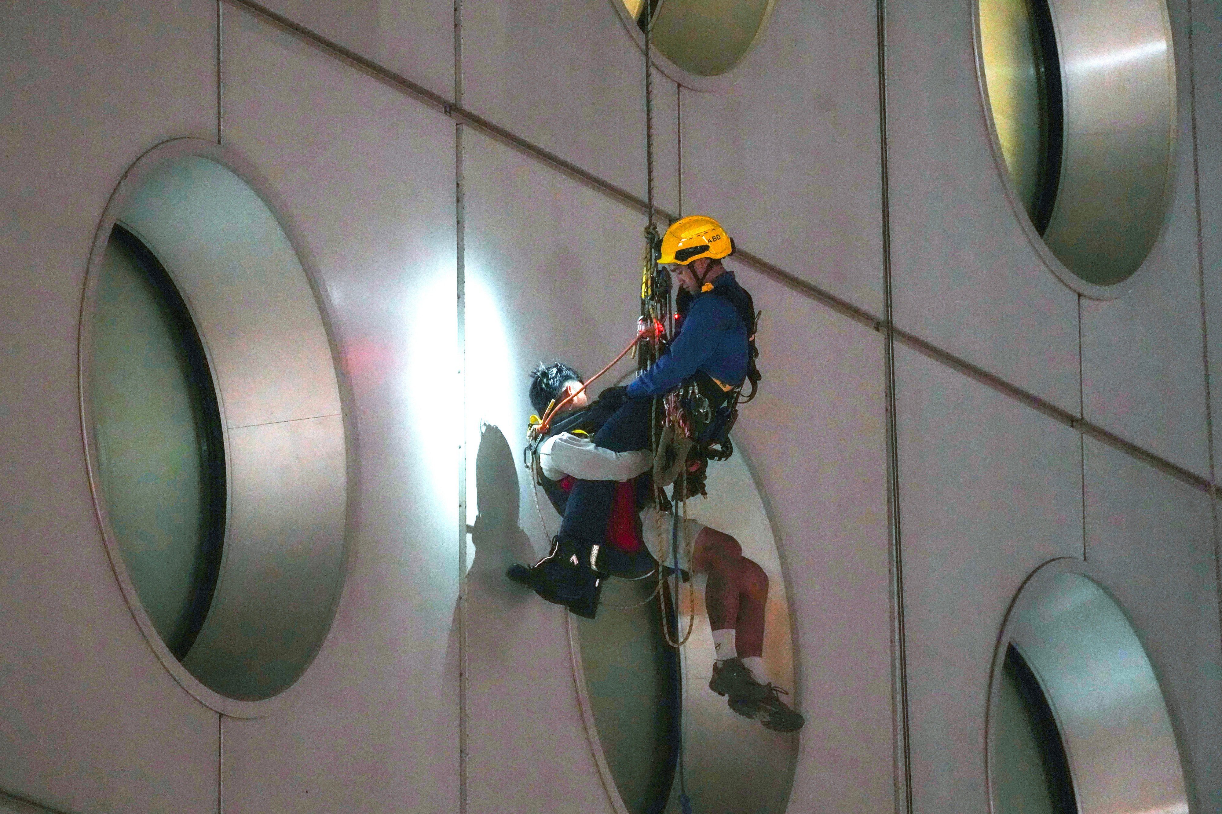 Firefighters work to rescue the workers outside Jardine House. Photo: Karma Lo