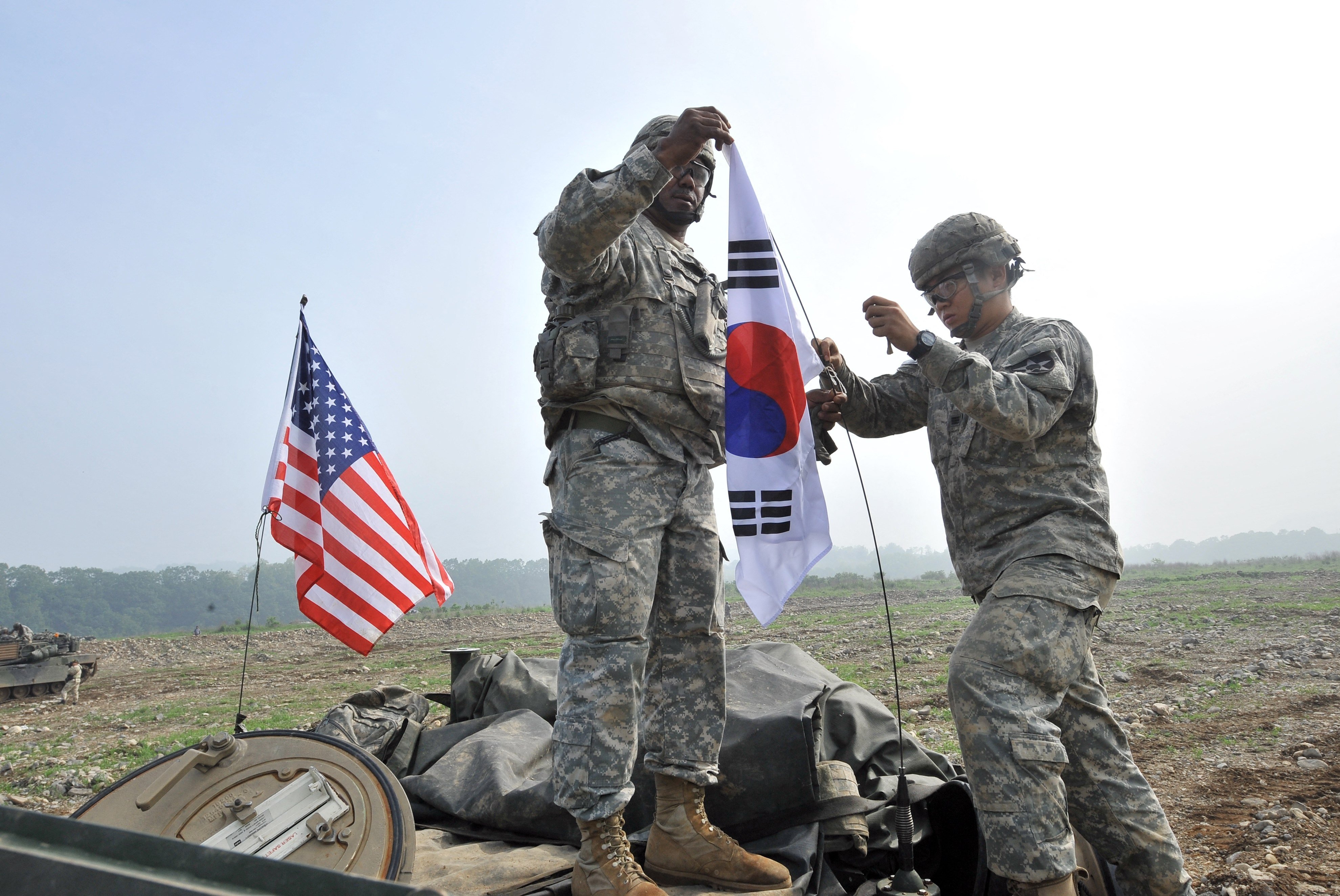 US soldiers hang a South Korean flag on the top of their tank during joint drills in the border country of Yeoncheon, near North Korea. Photo: AFP