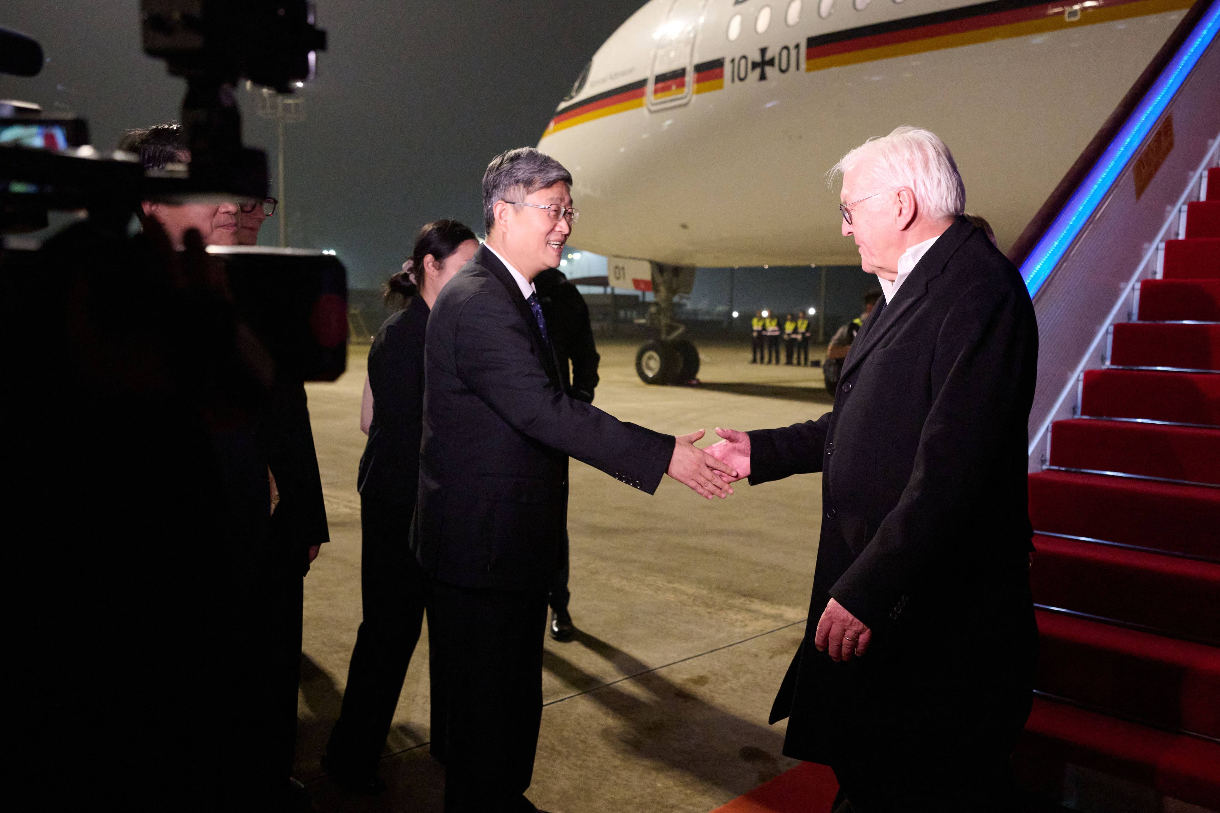 German President Frank-Walter Steinmeier is welcomed upon arrival in Hefei by Sun Yong, deputy governor of Anhui province. Photo: dpa