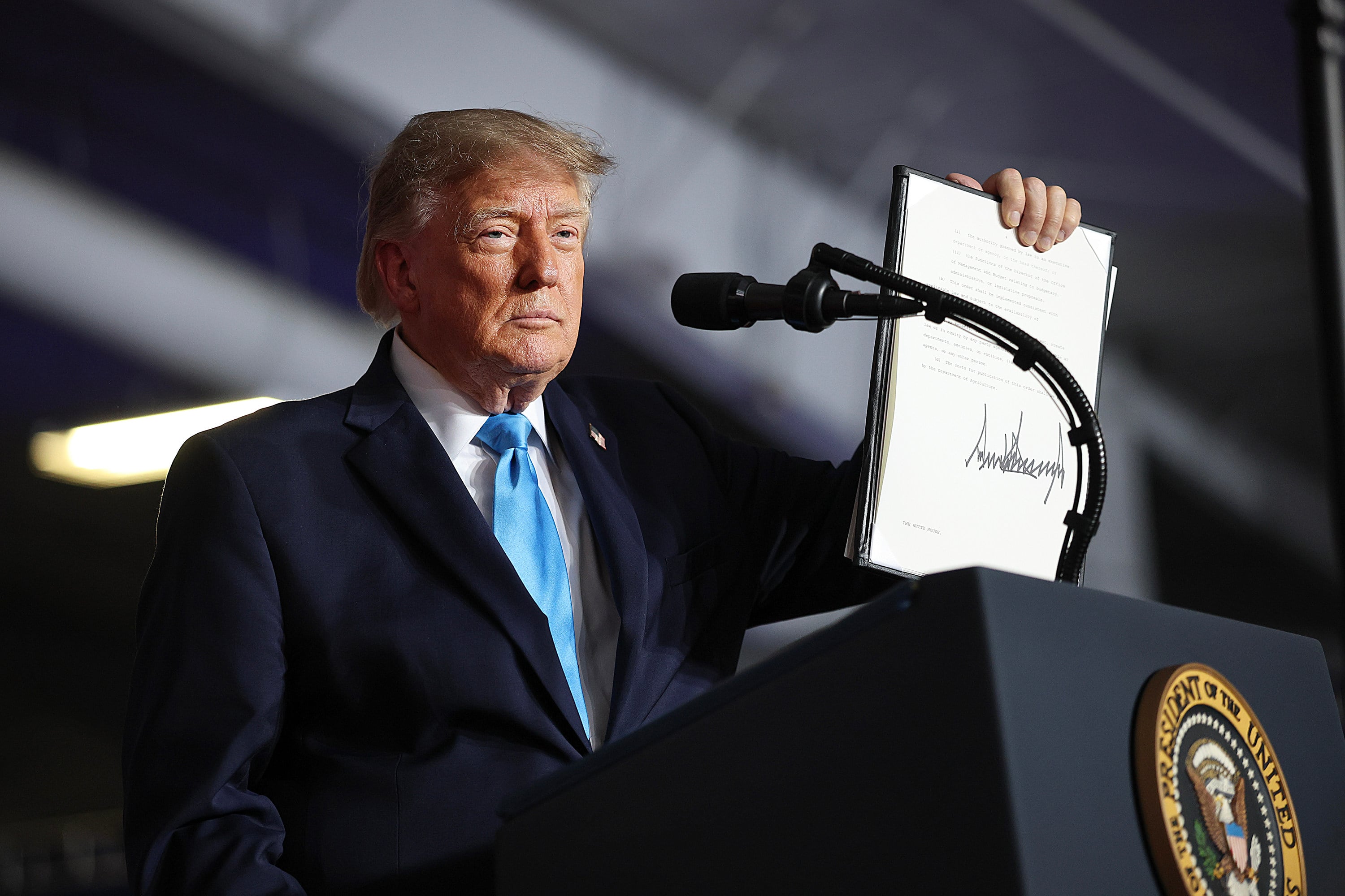 US President Donald Trump signs an executive order to lower the cost of diesel fuel during a campaign rally on October 5, in Grand Island, Nebraska. Photo: Getty Images / TNS