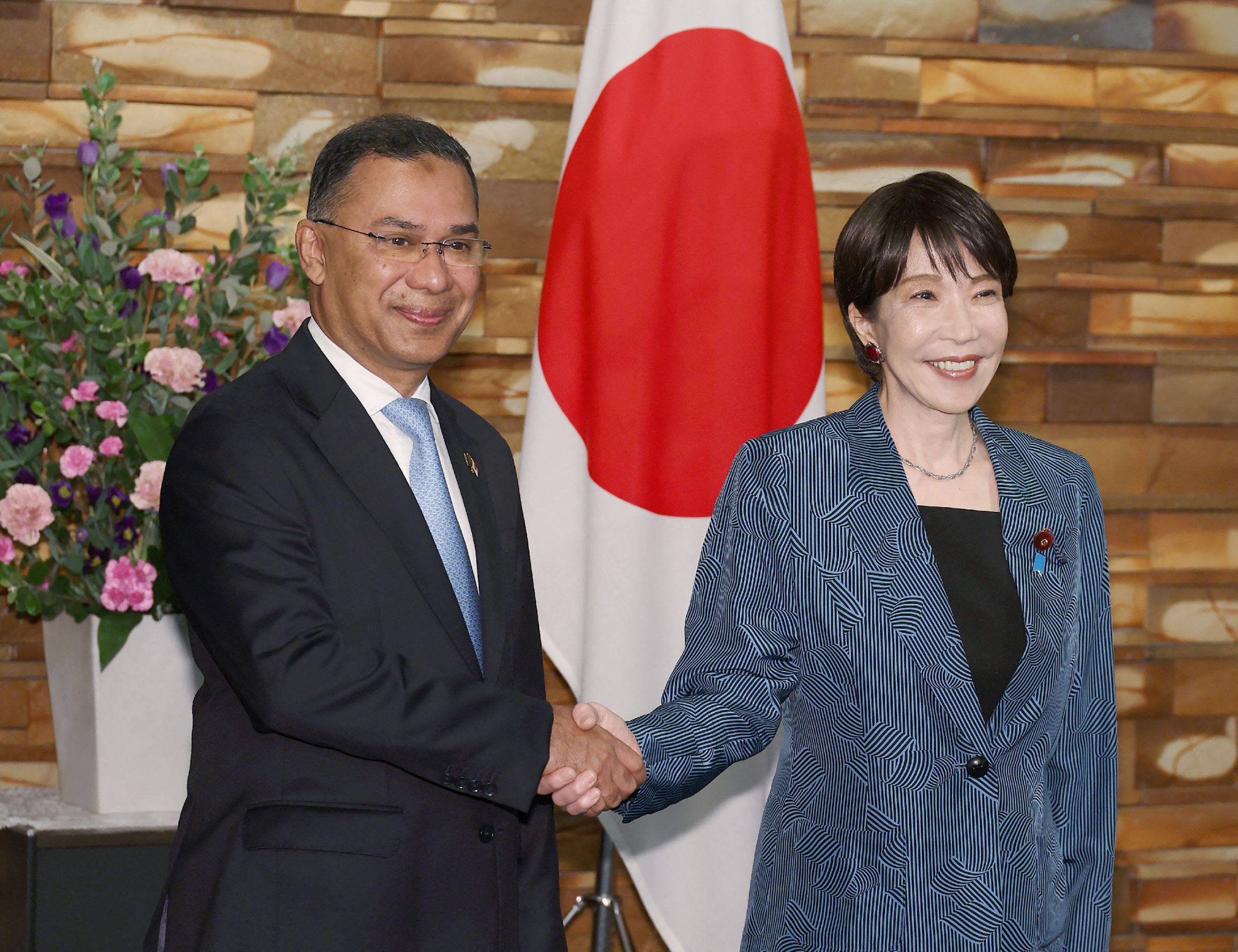 Japanese Prime Minister Sanae Takaichi (right) and Bangladeshi Prime Minister Tarique Rahman shake hands ahead of their meeting at the Prime Minister’s Office in Tokyo on October 27. Photo: AFP