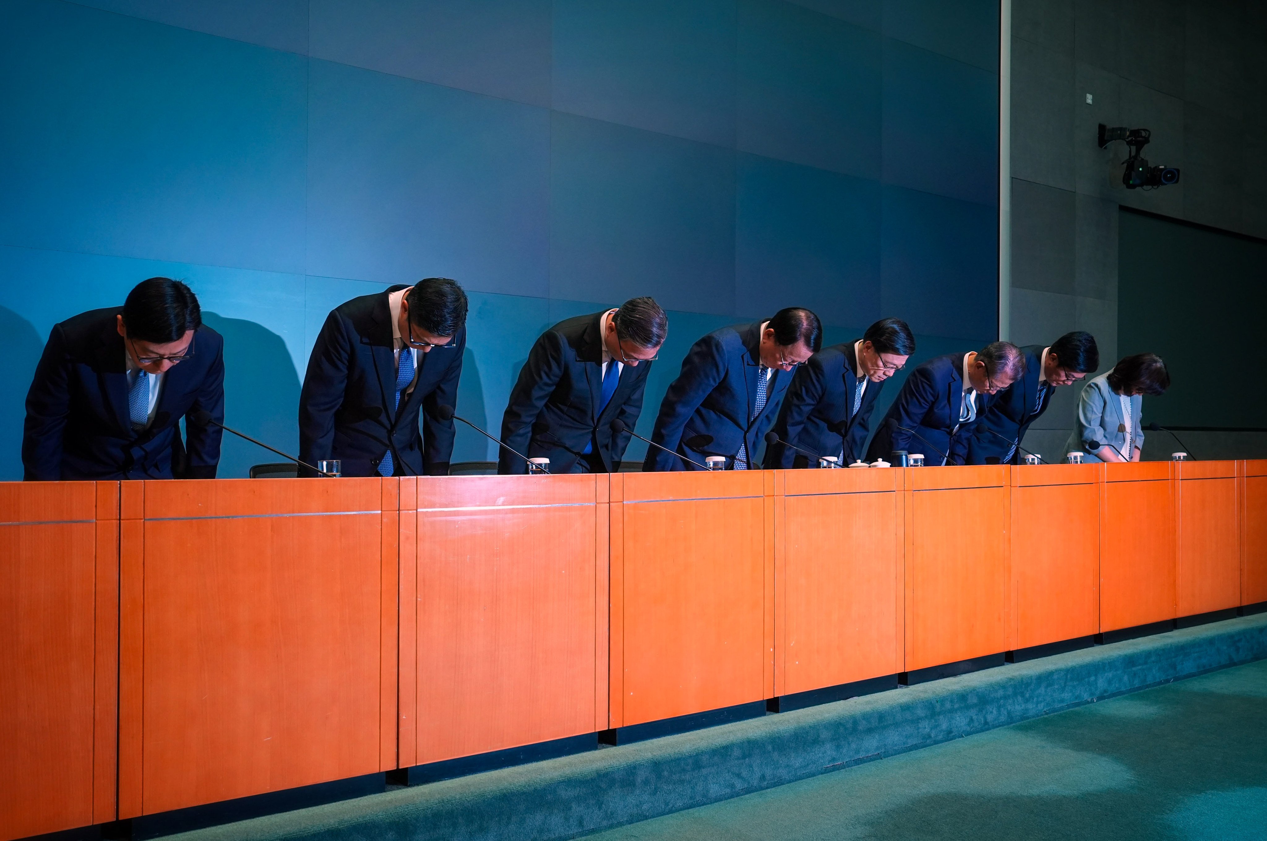 The officials bowed for a few seconds Photo: Elson Li