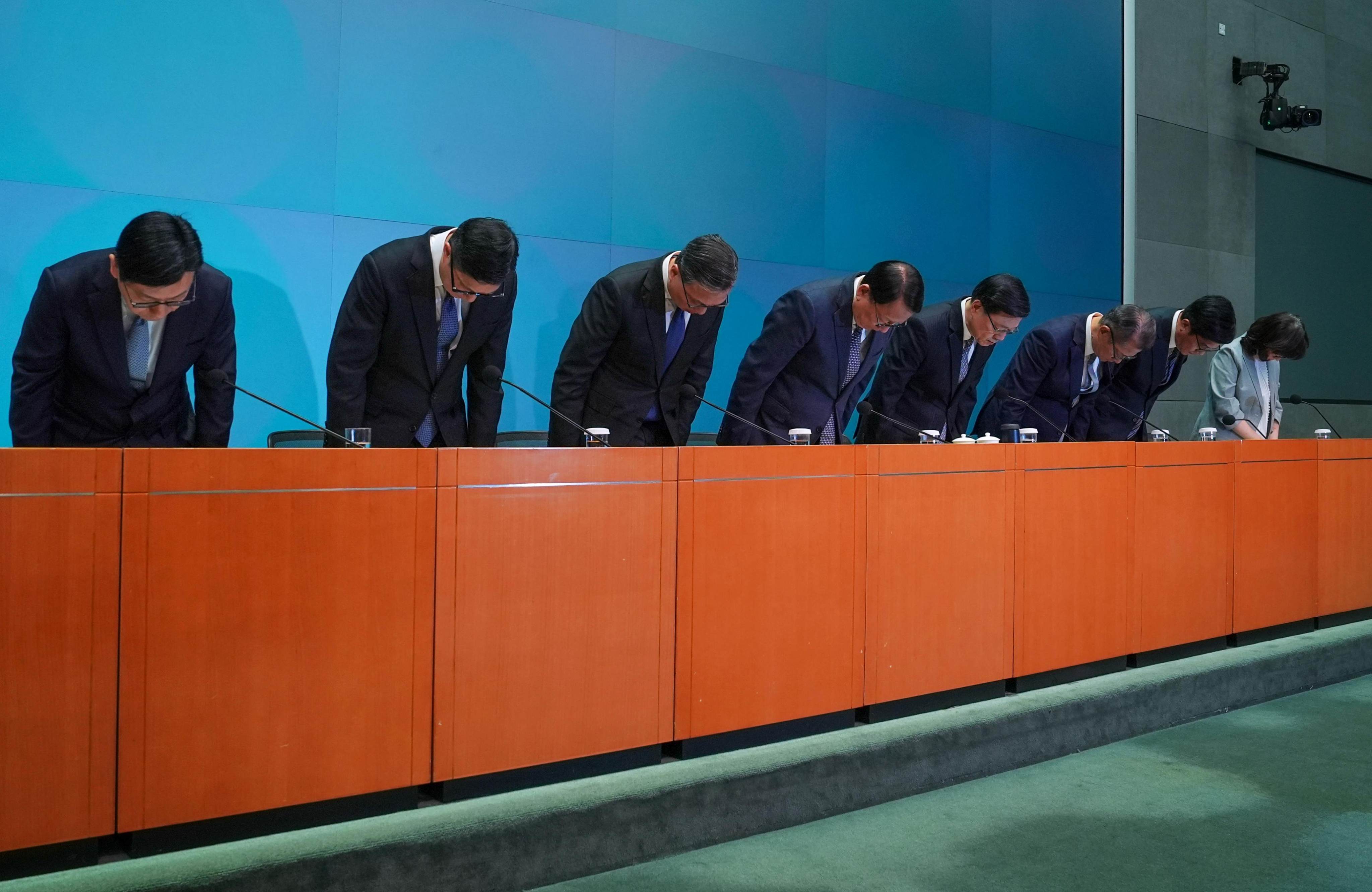 The officials bowed before the two-hour-long press conference. Photo: Elson Li