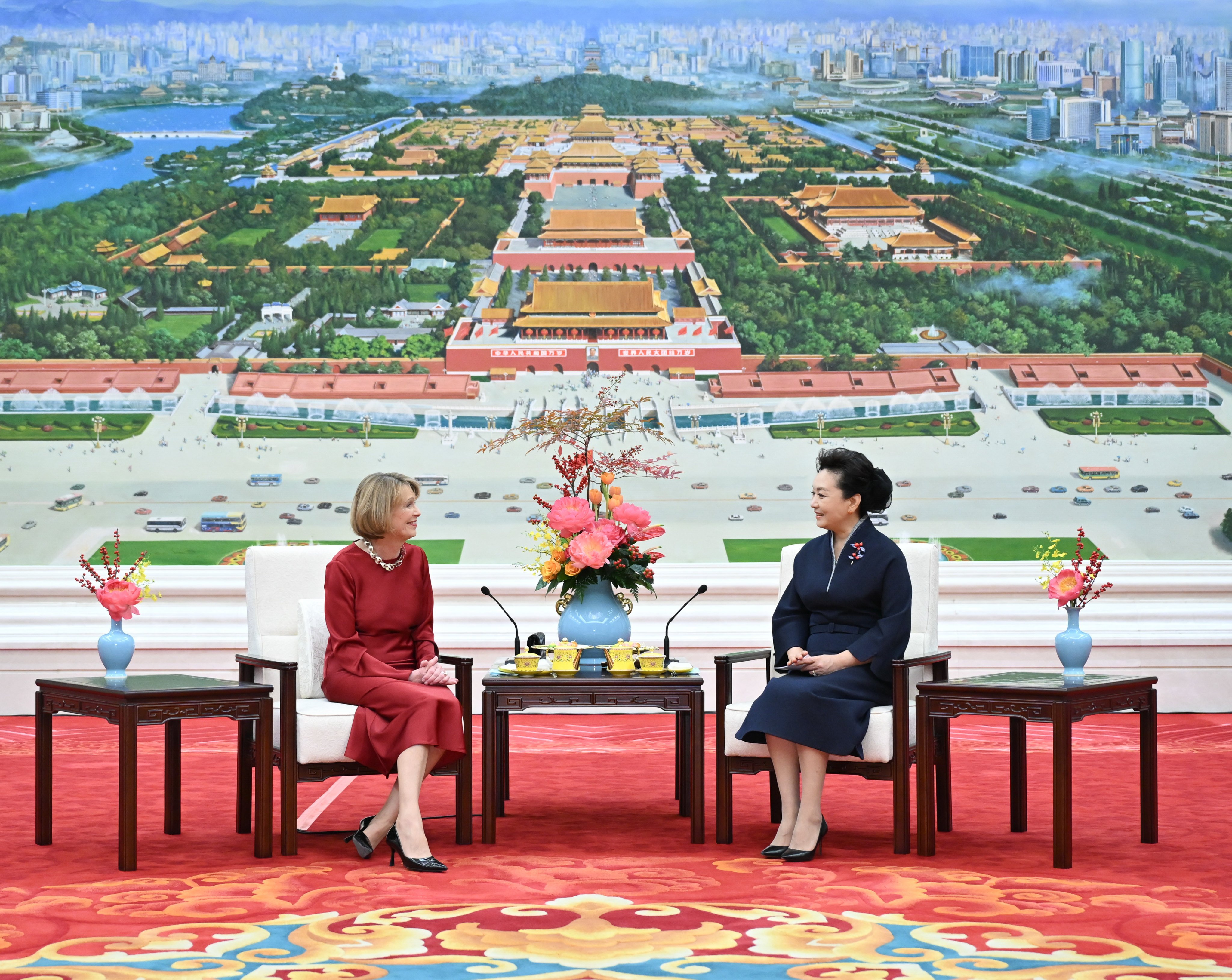 Chinese first lady Peng Liyuan (right) chats over tea with Elke Budenbender in Beijing on October 30. Budenbender is accompanying her husband, German President Frank-Walter Steinmeier,  who is on a state visit to China. Photo: Xinhua