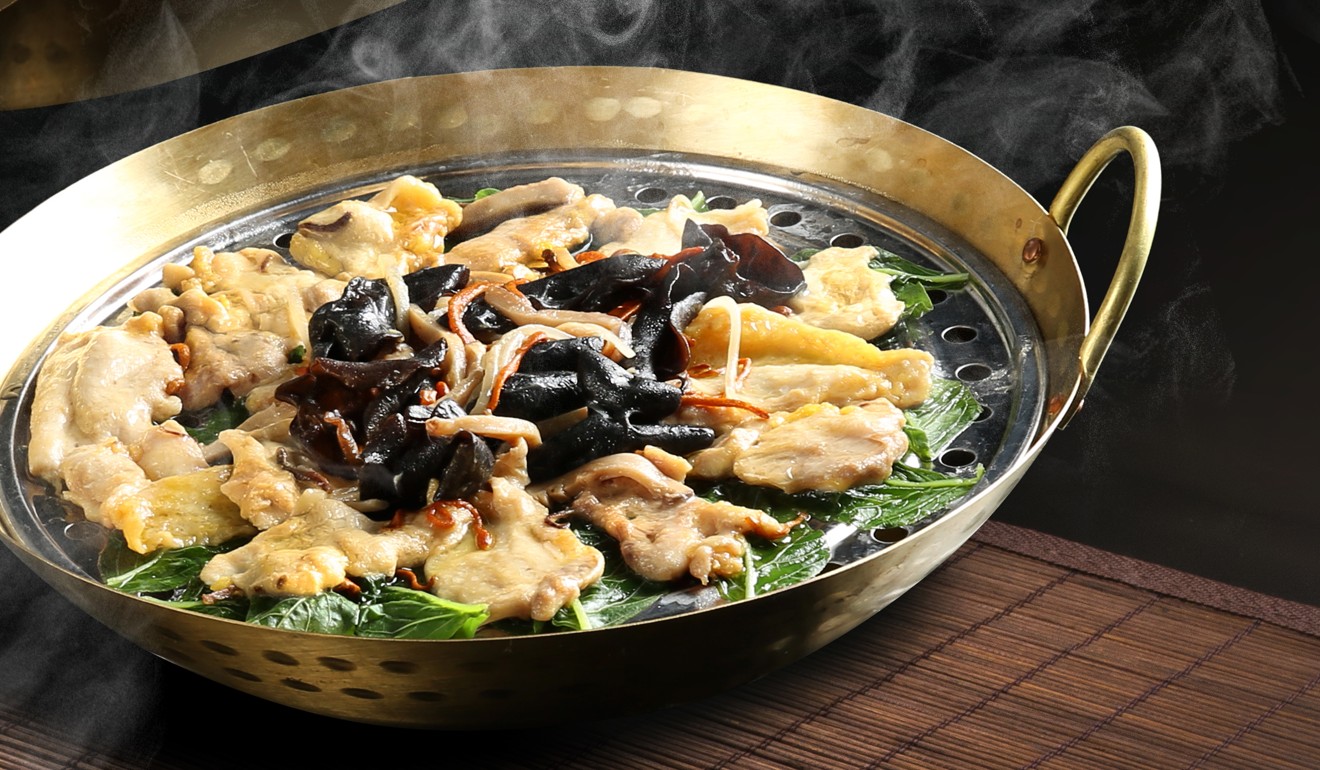 Steamed chicken with mulberry leaves