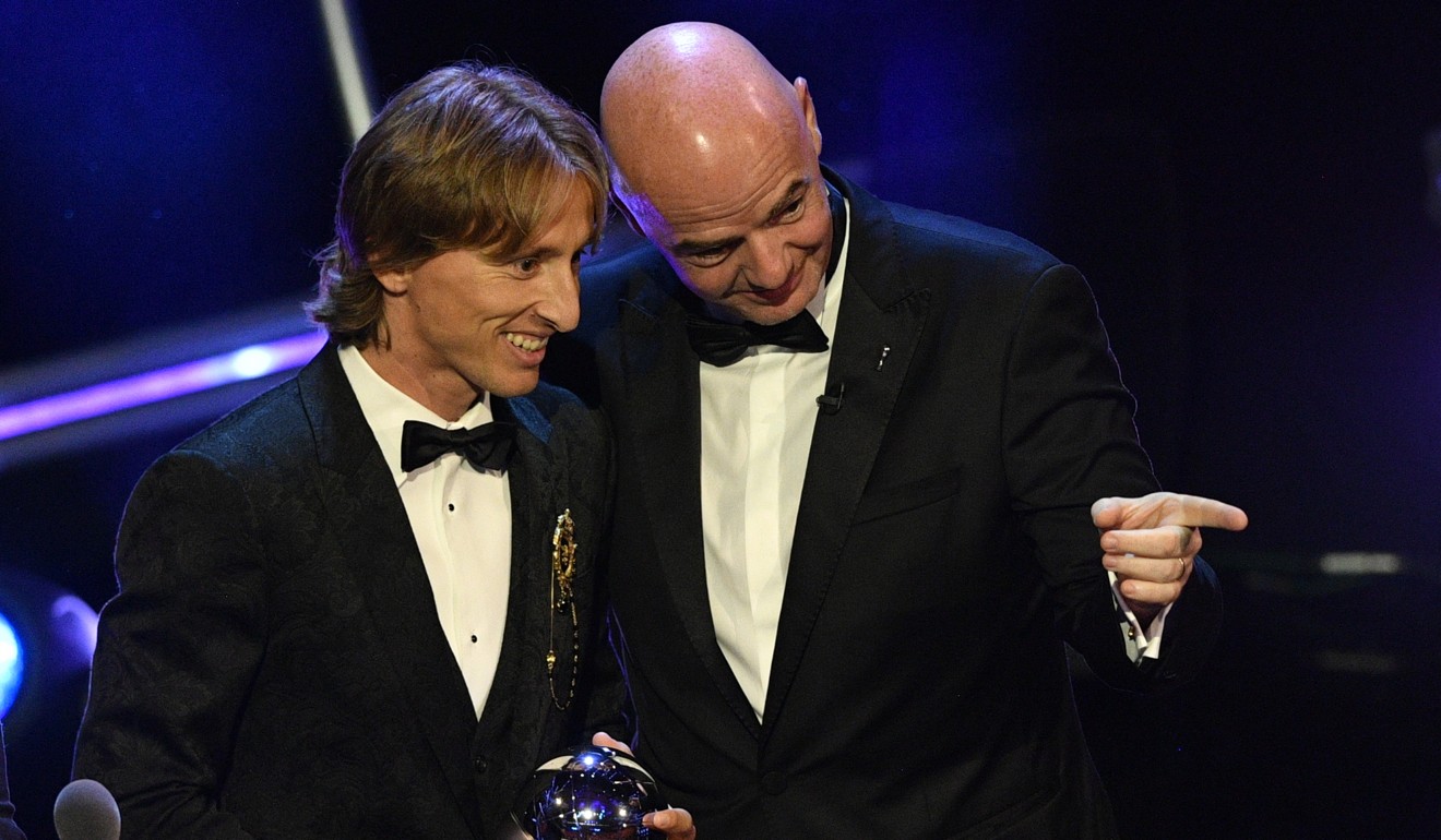 Real Madrid player Luka Modric (L) receives the Best FIFA Men's Player award from Infantino. Photo: EPA