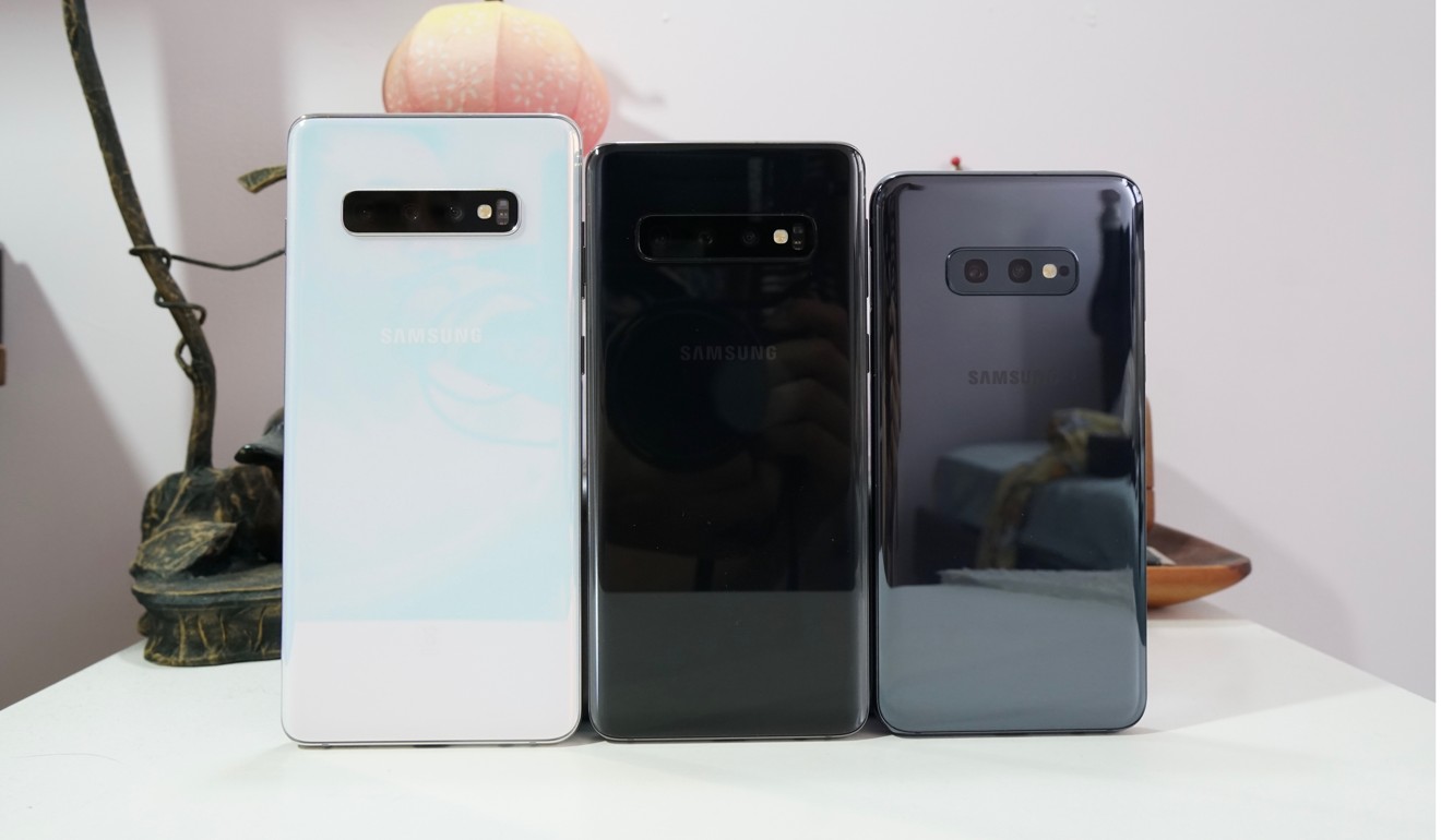 The back of all three models, with the S10+ (left) in prism white, S10 (middle) in prism black, and S10E in prism blue. Photo: Ben Sin